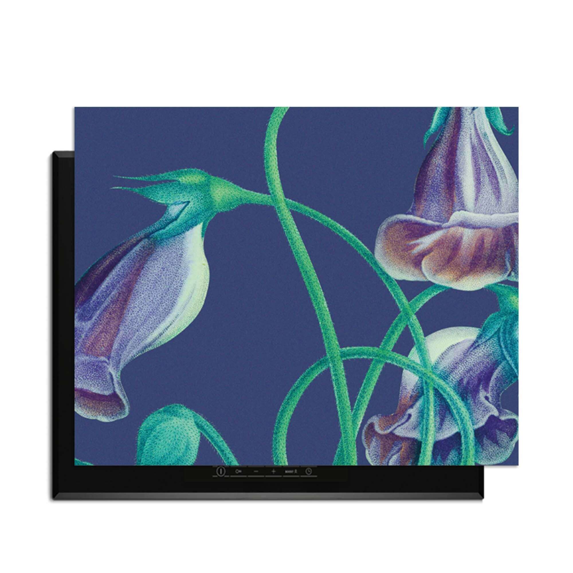 Midnight Bloom – Inductie Beschermer met paarse bloemen op een diepe achtergrond voor een stijlvolle keuken.
