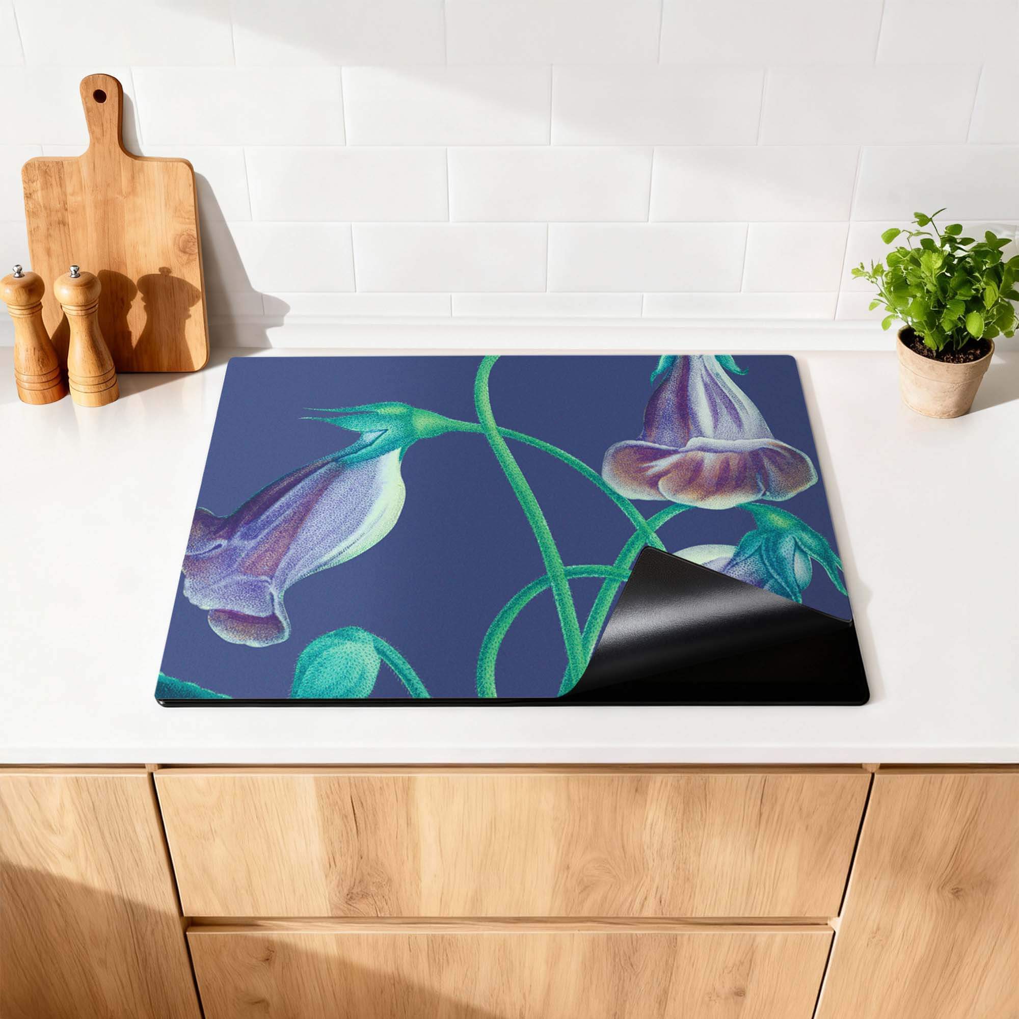 Midnight Bloom – Inductie Beschermer met paarse bloemen op een stijlvolle ondergrond in de keuken.