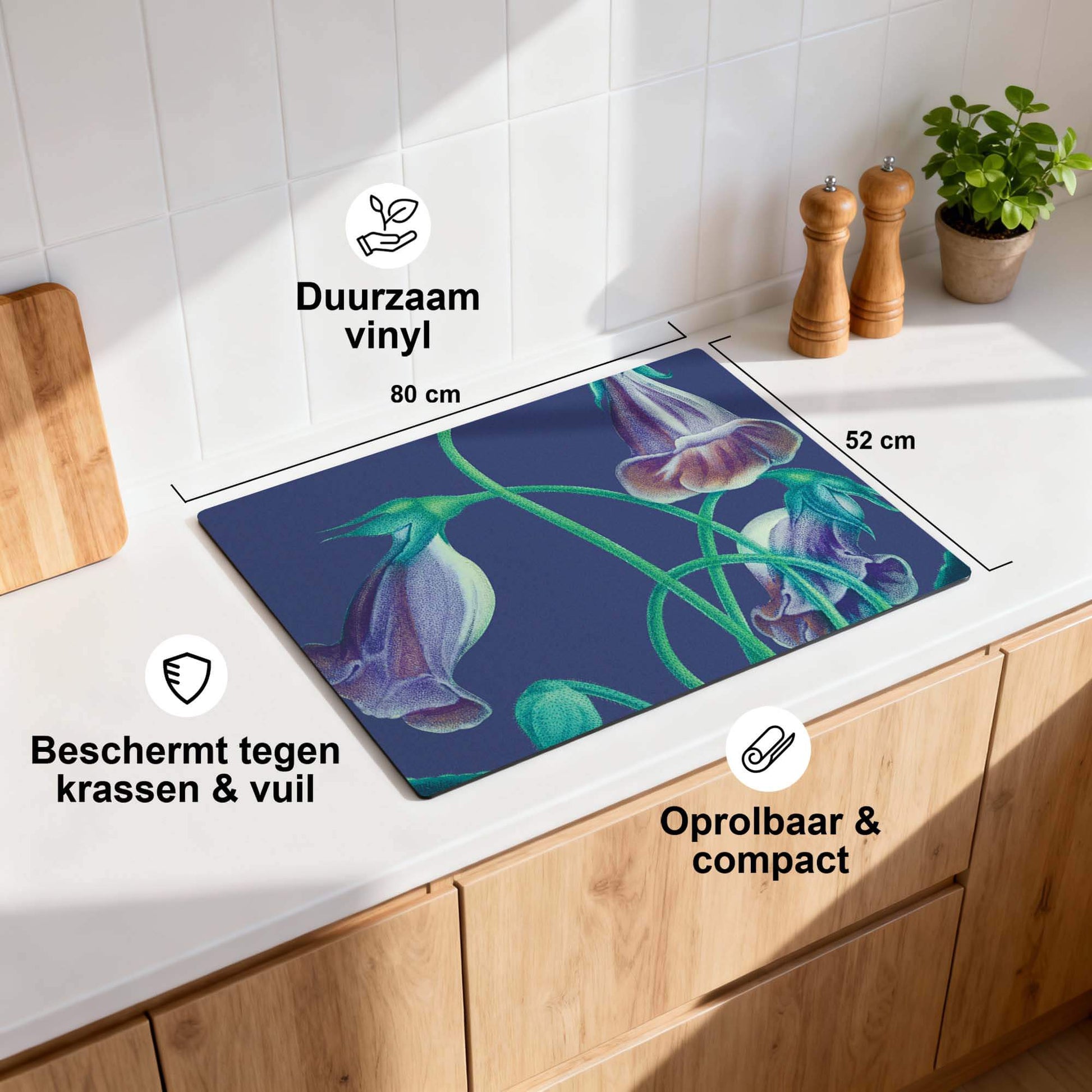 Midnight Bloom – Inductie Beschermer op een keukenoppervlak met paarse bloemen en informatie over afmetingen.