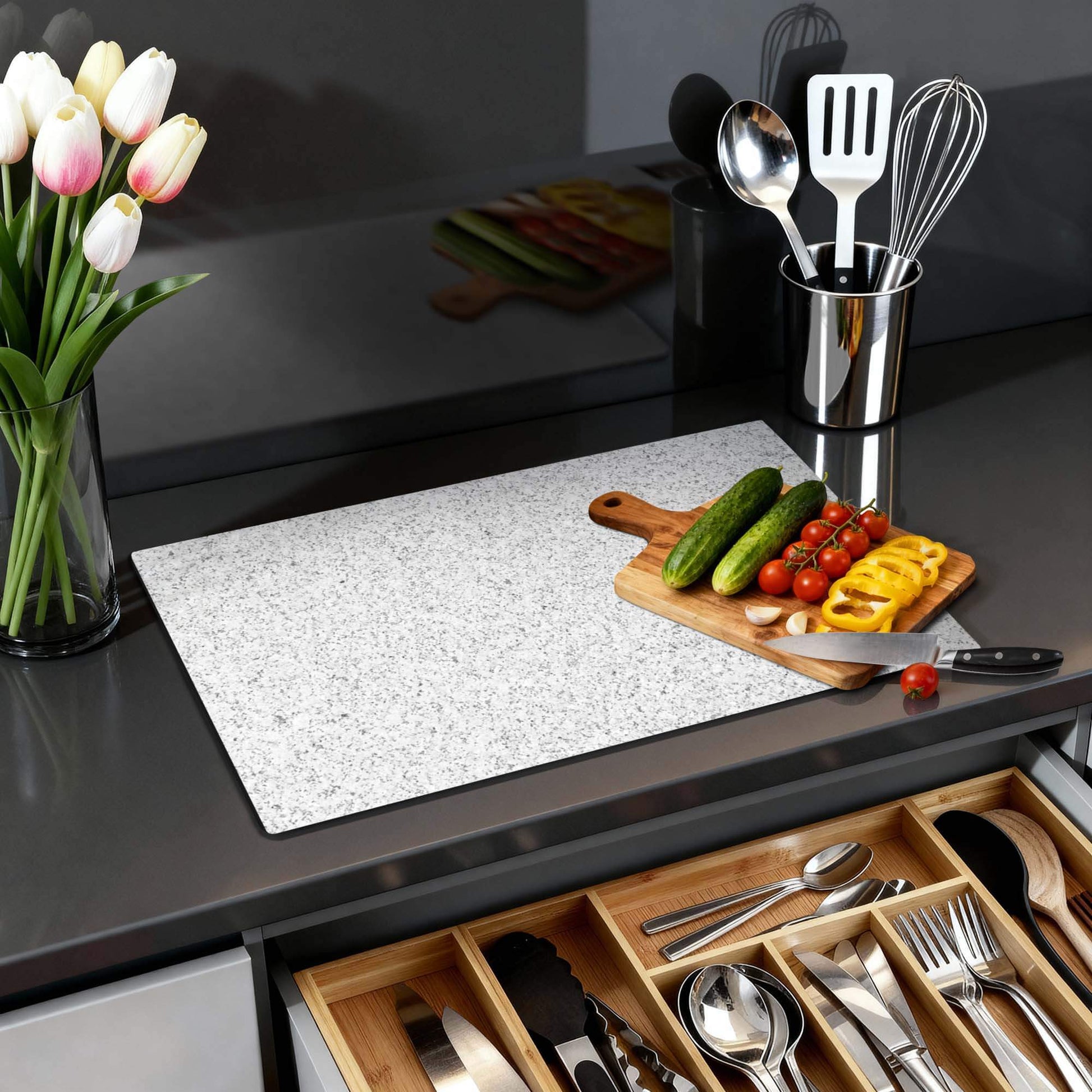 Arctic Granite - Inductie Beschermer op kookplaat met groenten en bloemen, elegante keukeninrichting.