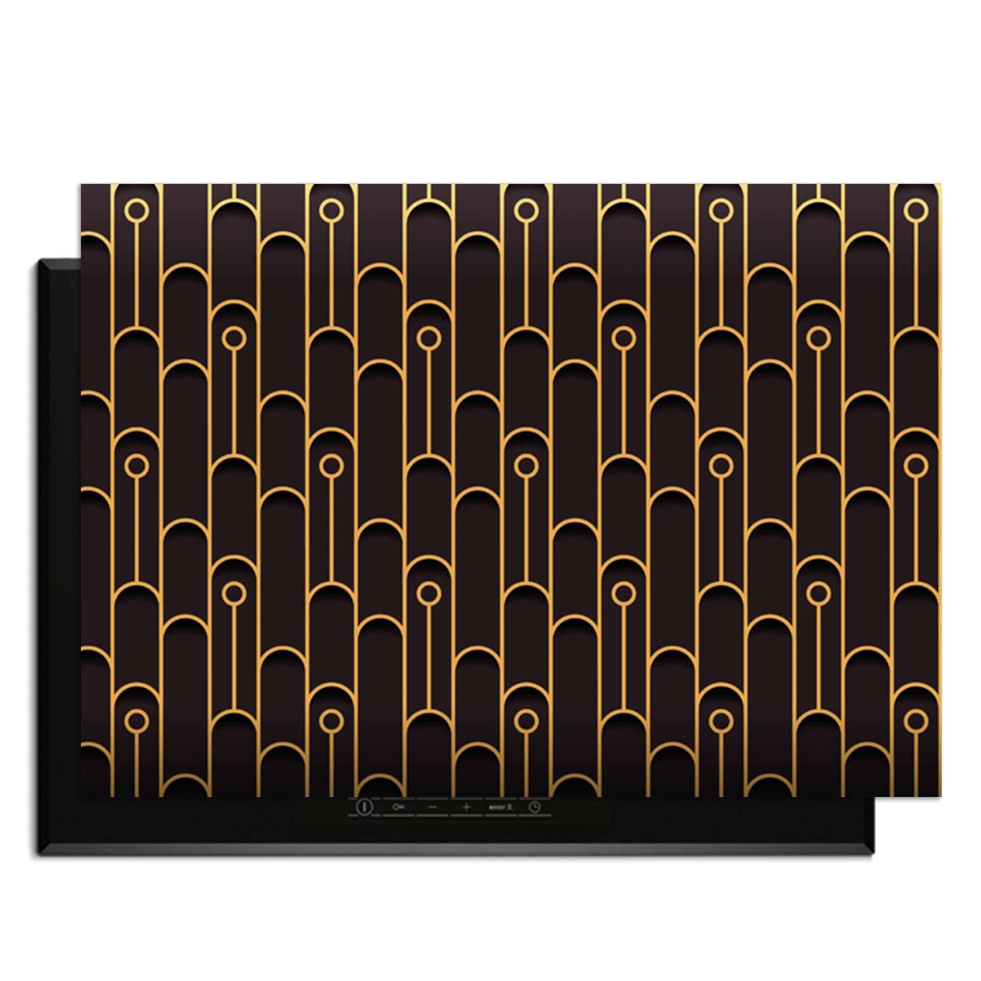 Golden Arc – Inductie Beschermer met elegant geometrisch patroon en gouden accenten op een zwarte ondergrond.