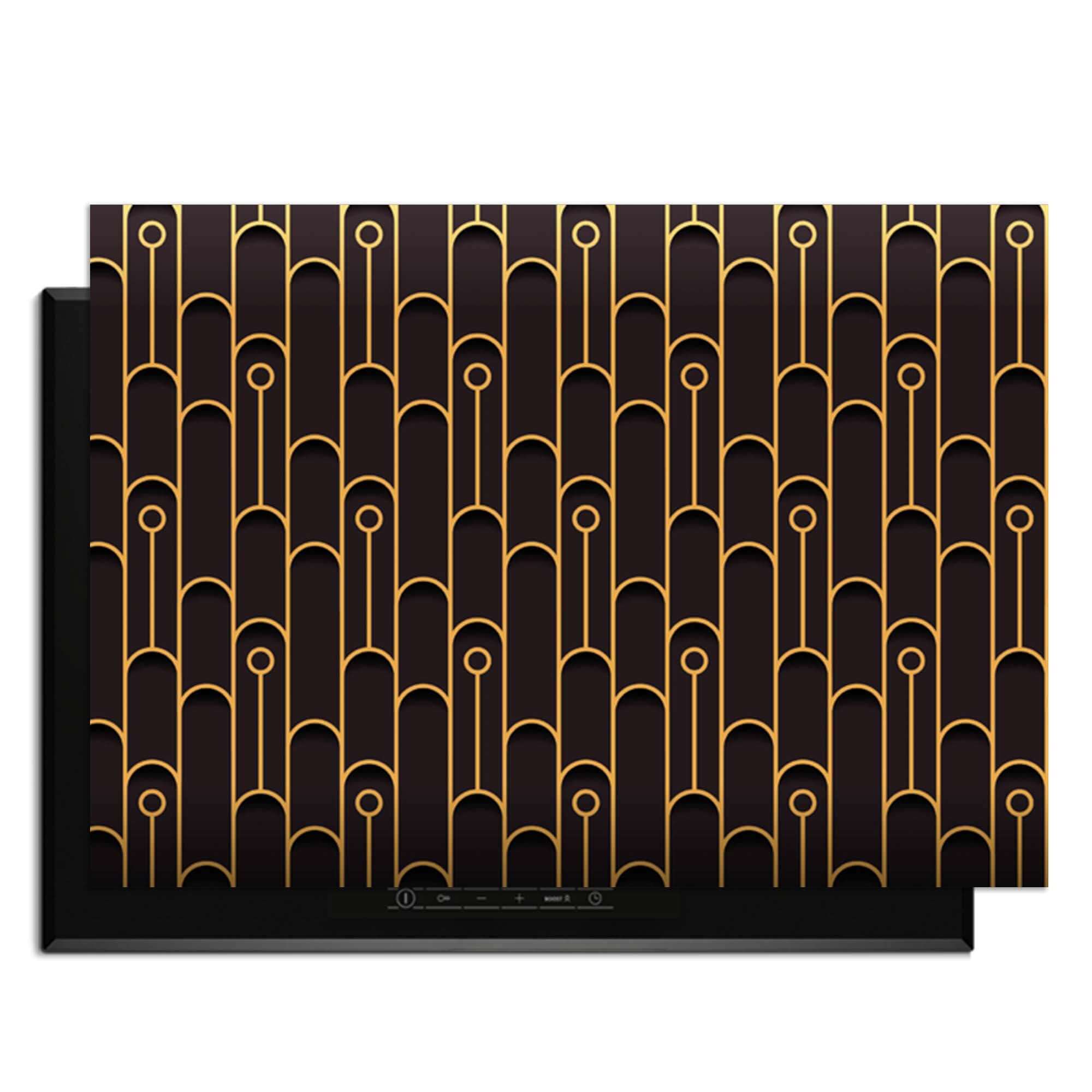 Golden Arc – Inductie Beschermer met elegant geometrisch patroon en gouden accenten op een zwarte ondergrond.