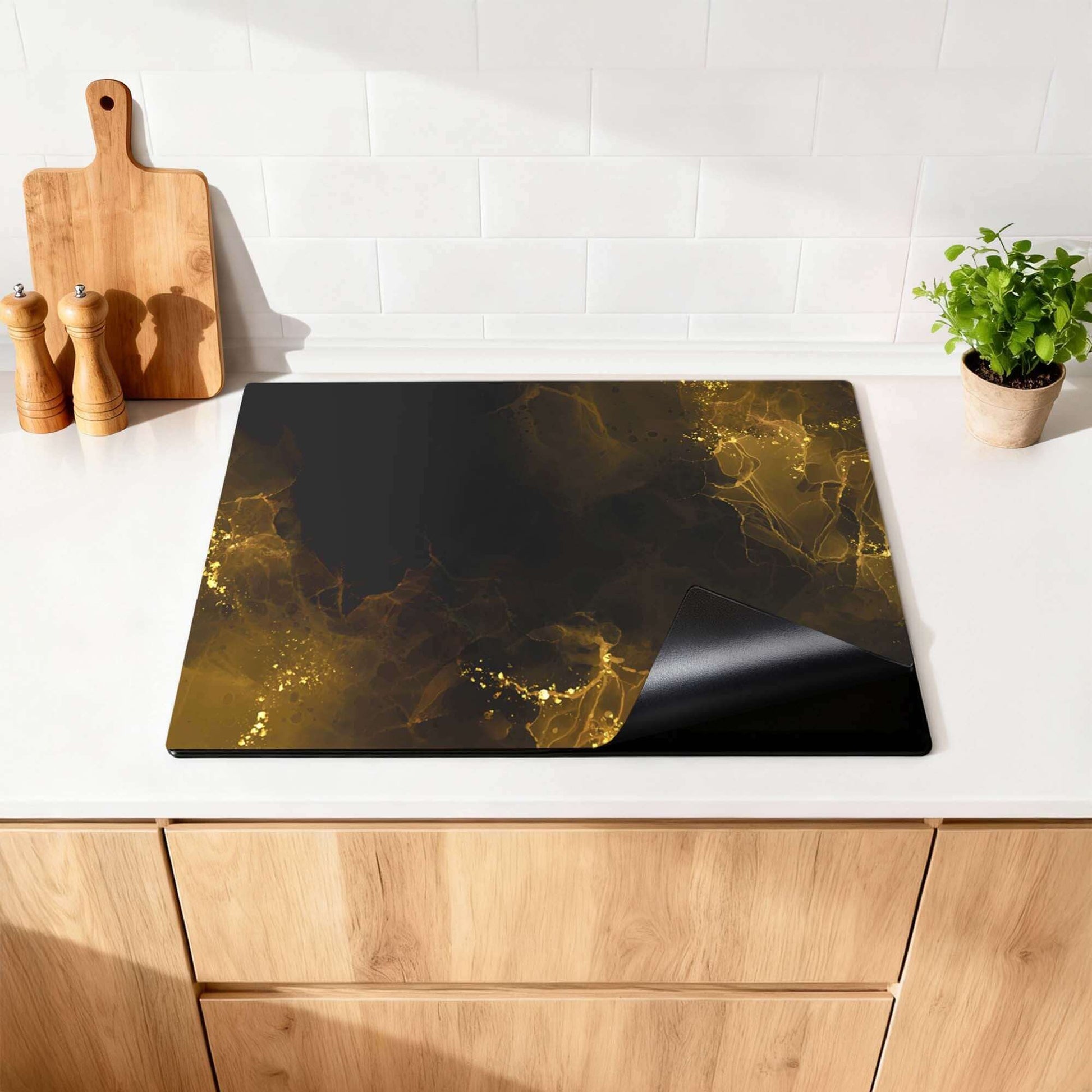 Golden Smoke – Inductie Beschermer op een keukenblad met luxe uitstraling en gouden waas.