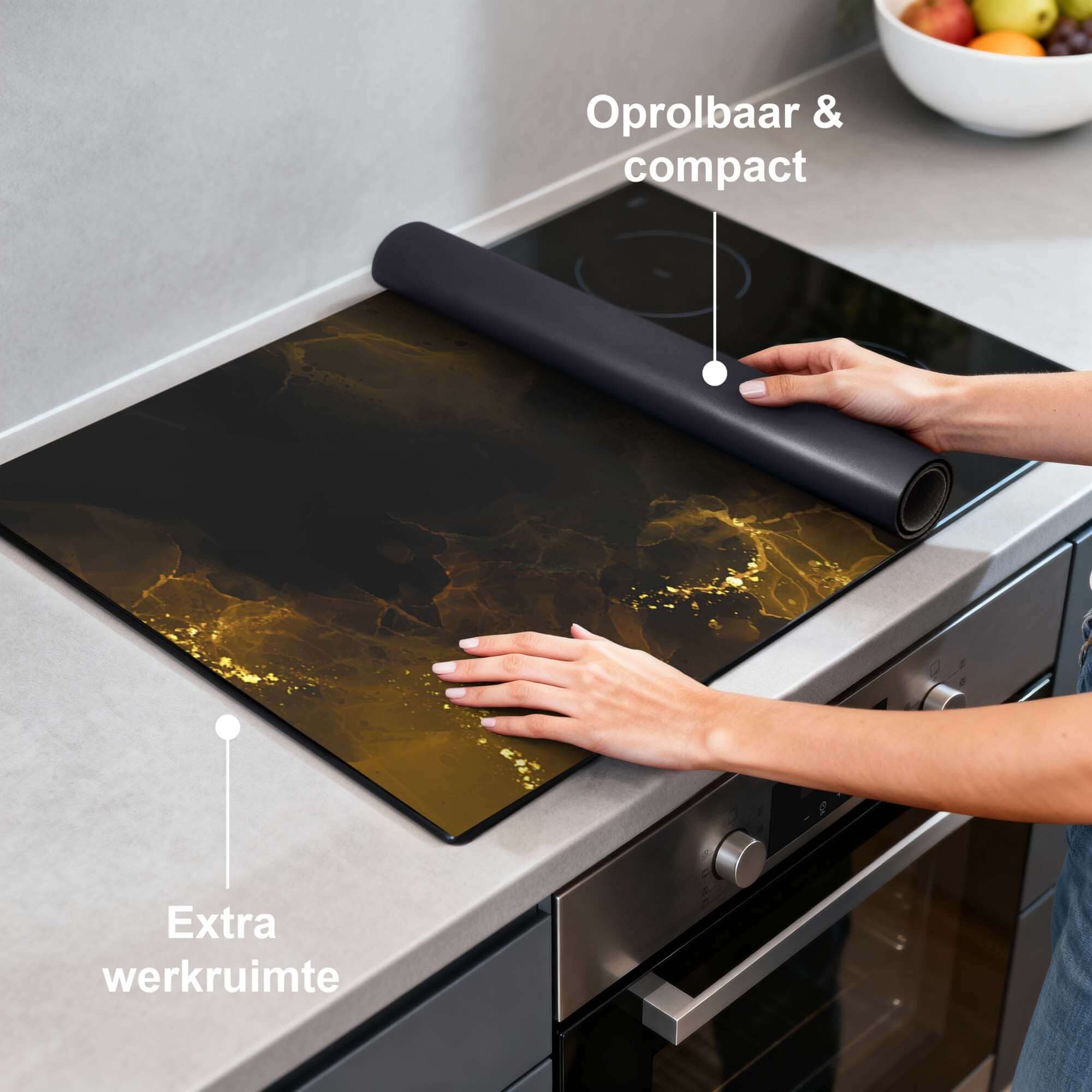 Golden Smoke – Inductie Beschermer op een keukenblad, ideaal voor extra werkruimte en luxe uitstraling.