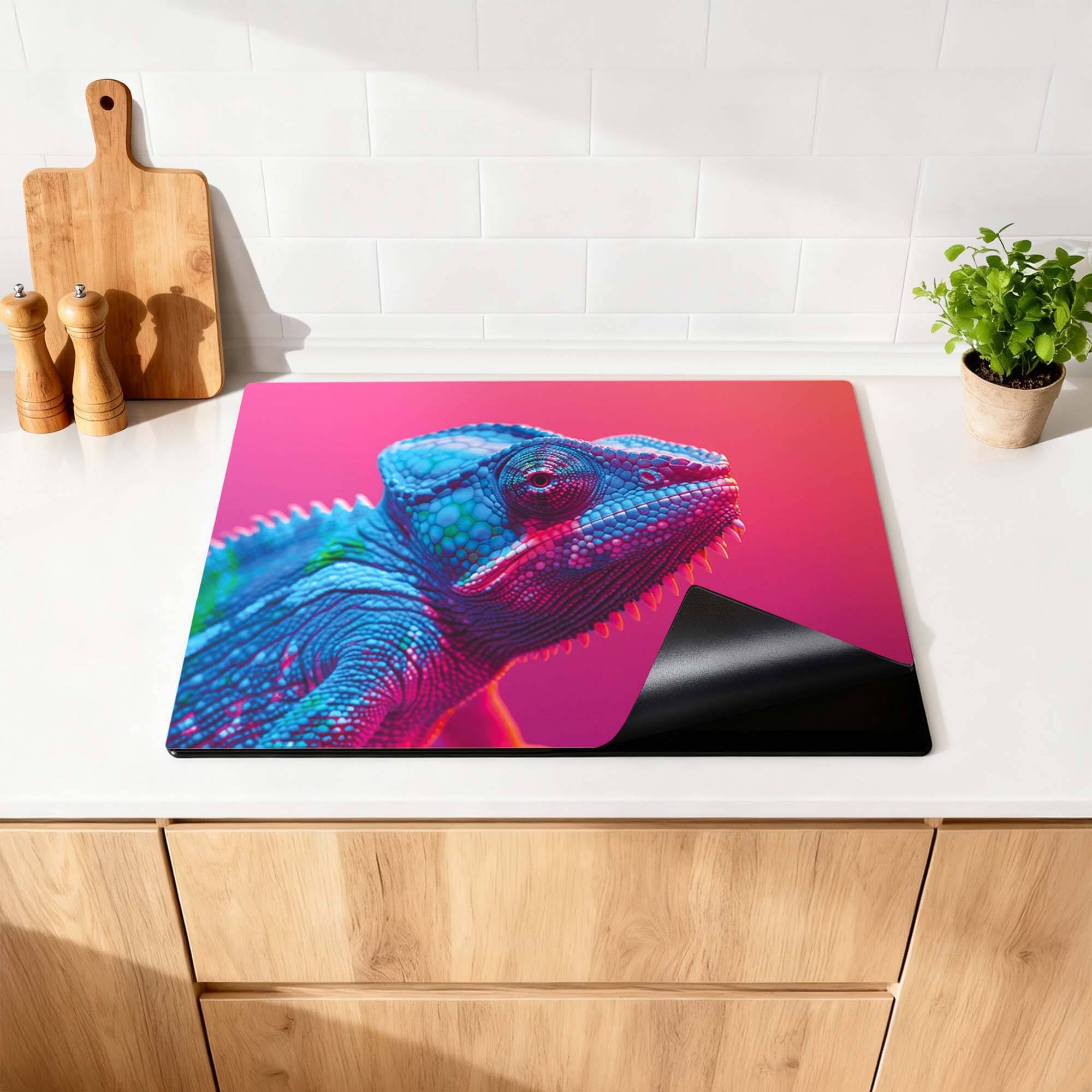 Chroma Cameleon – Inductie Beschermer met neon kameleon design op een aanrecht.