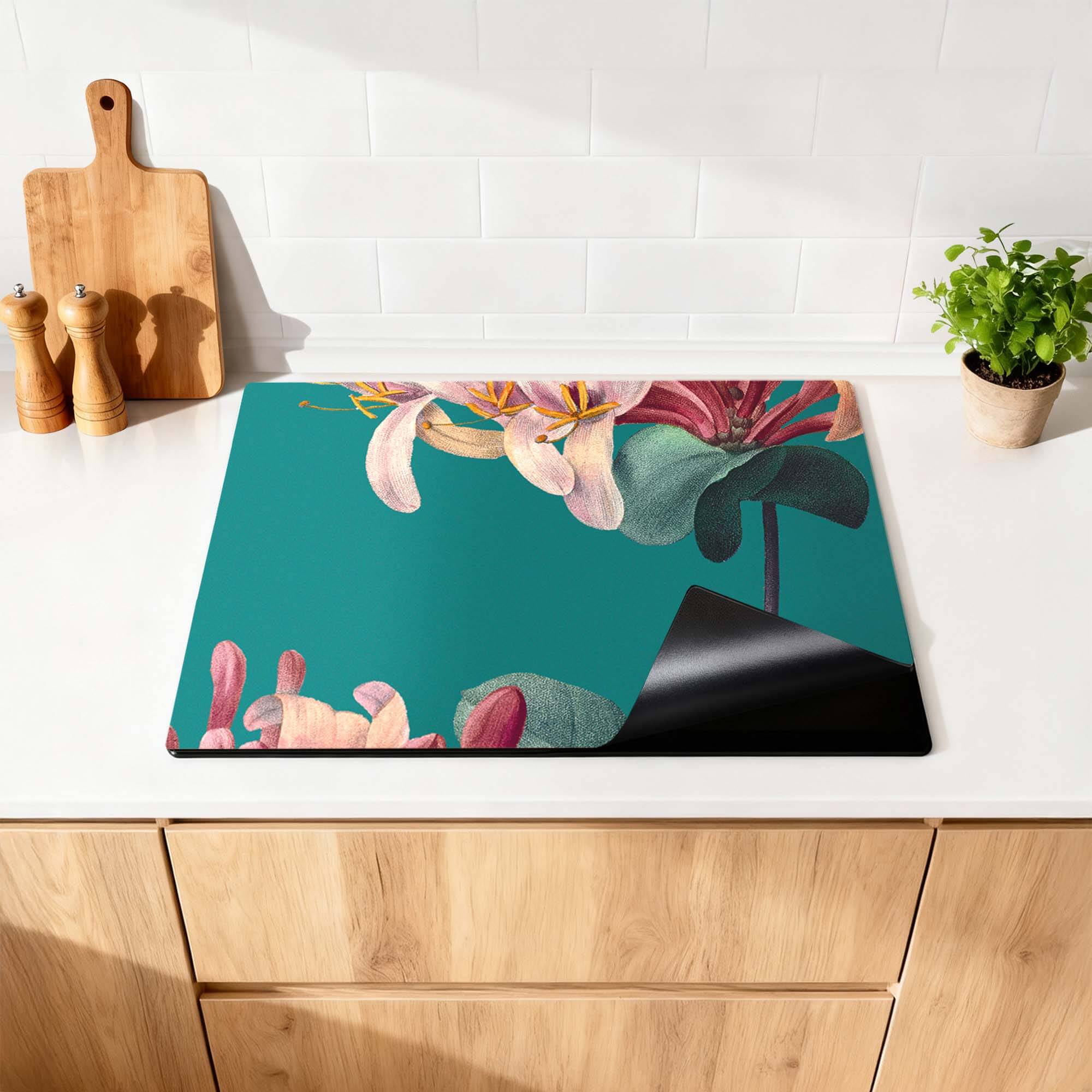 Botanical Elegance – Inductie Beschermer met vintage bloemenontwerp op een keukenwerkblad.