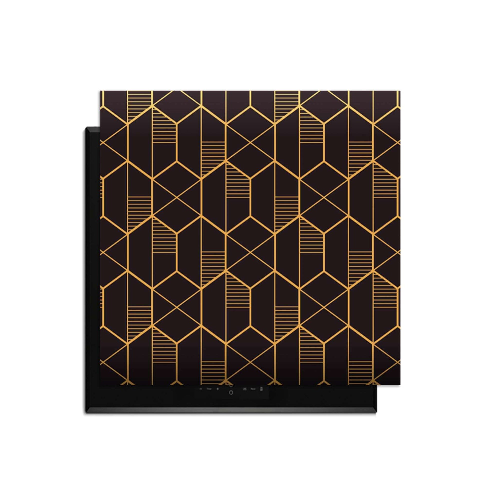 Golden Prism – Inductie Beschermer met geometrisch patroon in goud op een diepzwarte achtergrond.