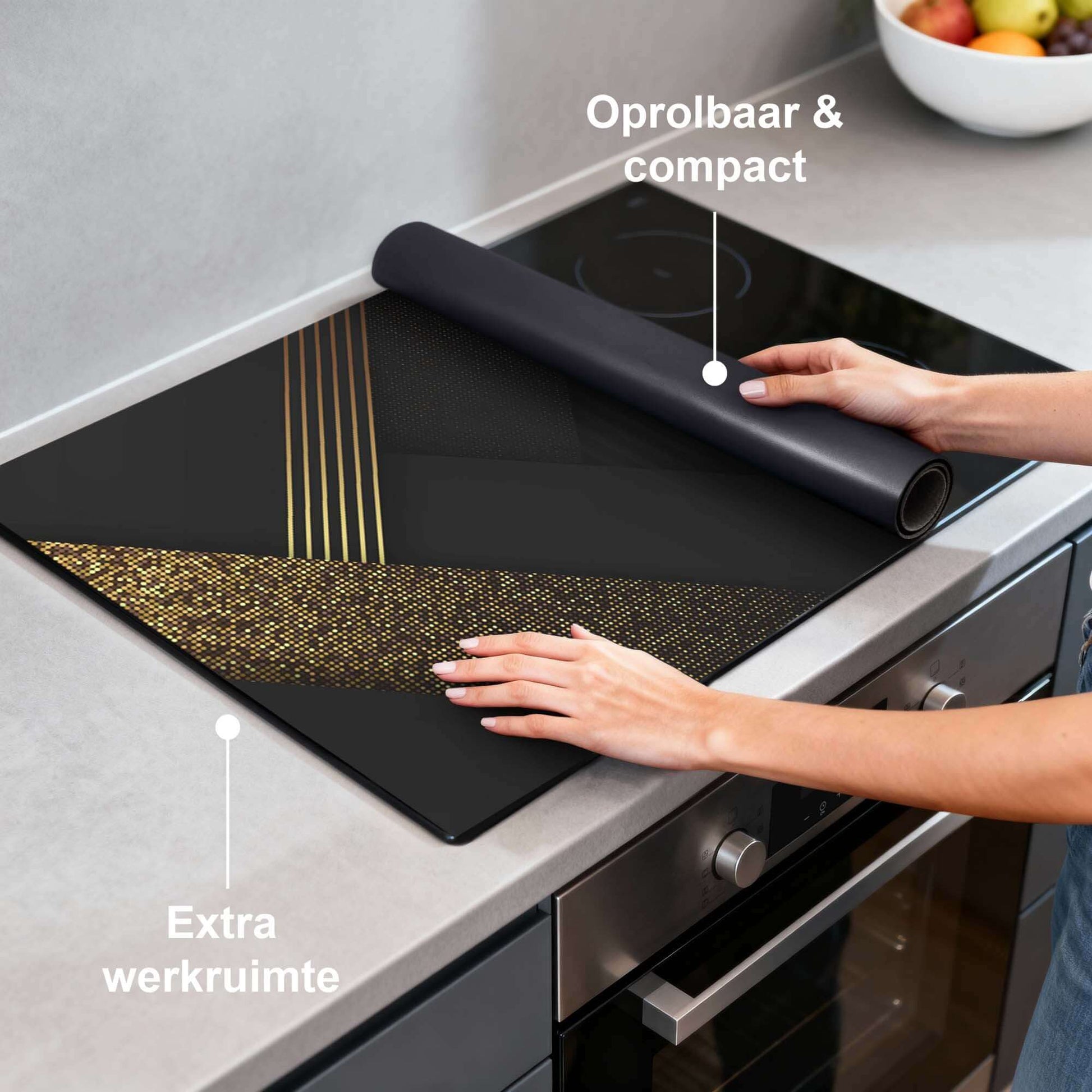 Golden Geometry – Inductie Beschermer op een kookplaat, modern design met gouden geometrie en extra werkruimte.