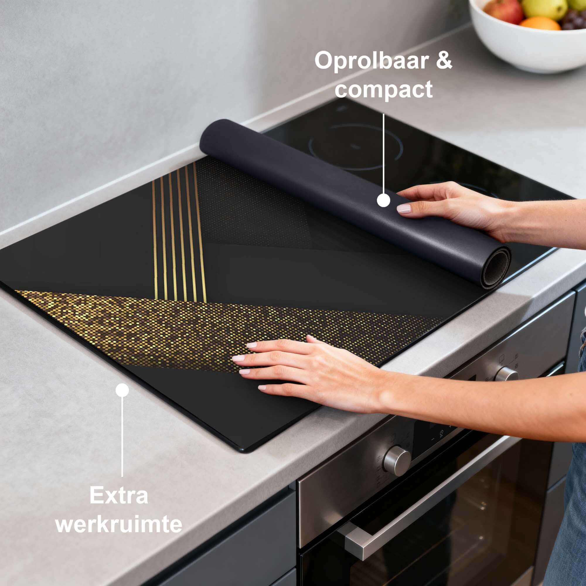 Golden Geometry – Inductie Beschermer op een kookplaat, modern design met gouden geometrie en extra werkruimte.