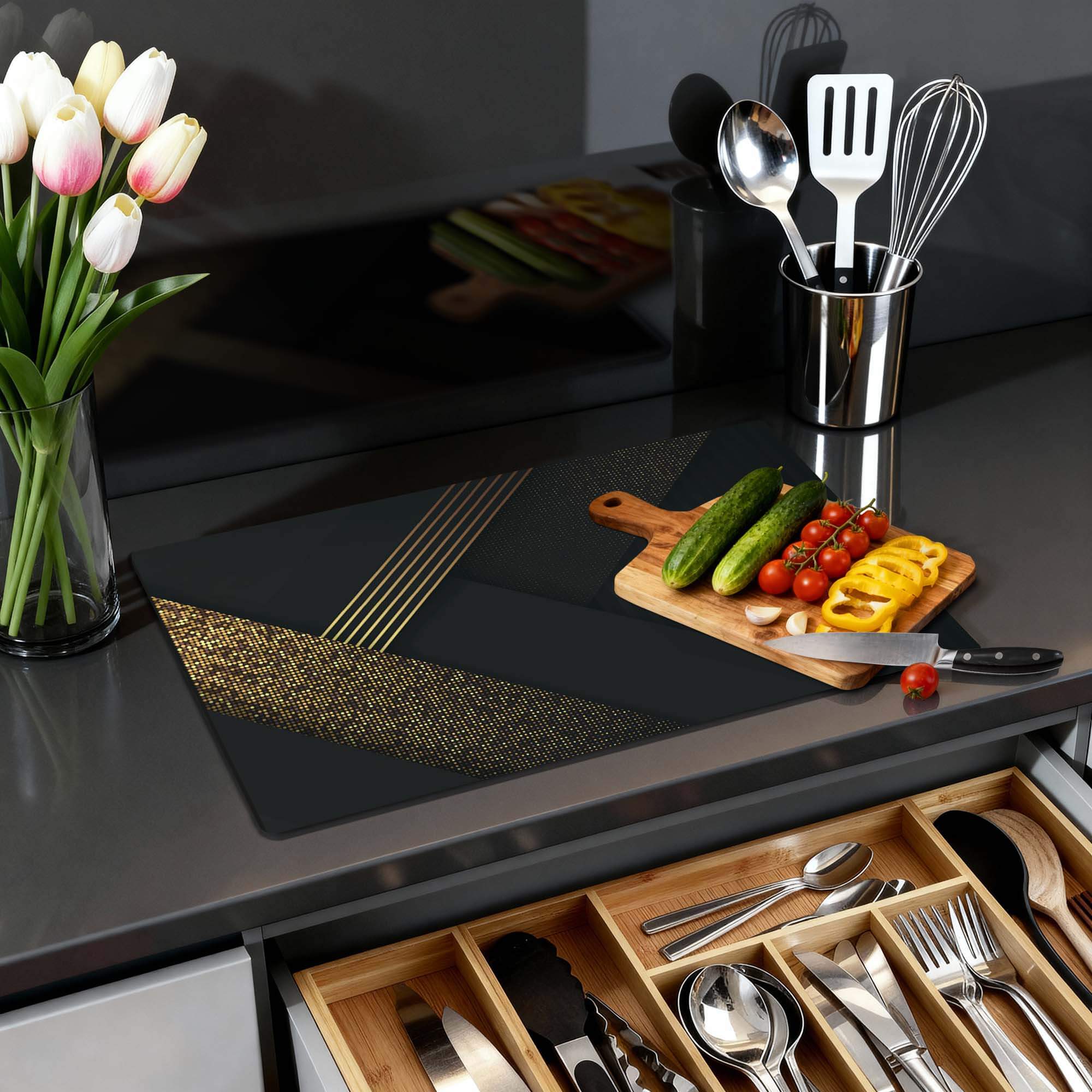 Golden Geometry – Inductie Beschermer op een moderne keuken met groenten en bloemen.