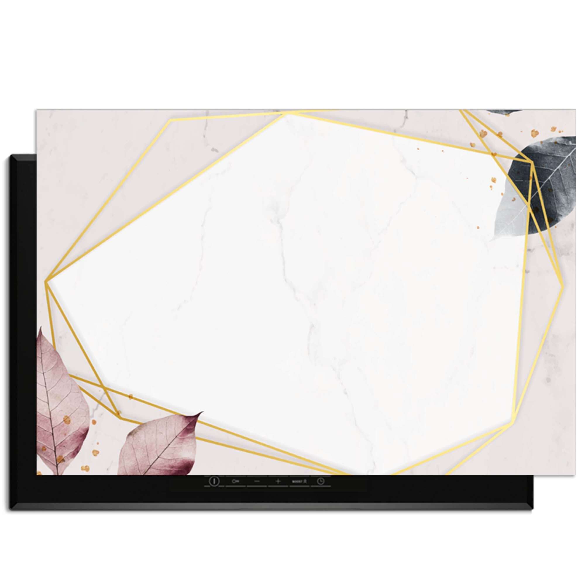 Geometric Elegance - Inductie Beschermer met wit marmerpatroon, gouden lijnen en bladeren.