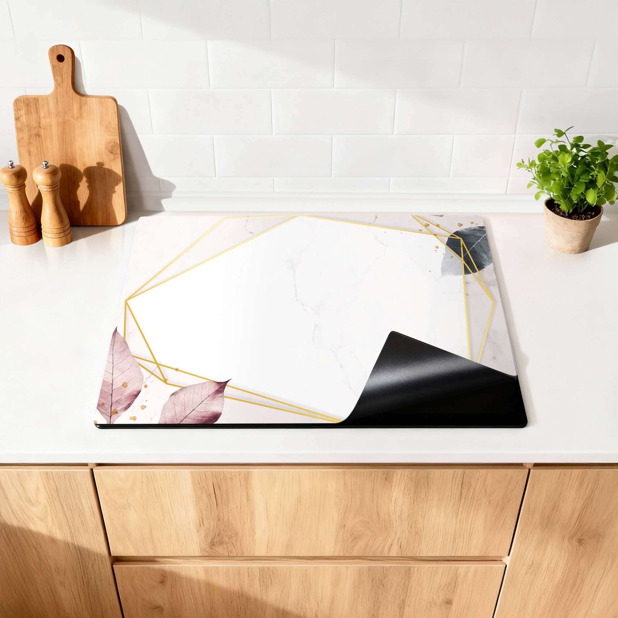 Geometric Elegance - Inductie Beschermer met wit marmerpatroon en gouden lijnen op een moderne keukenoppervlak.
