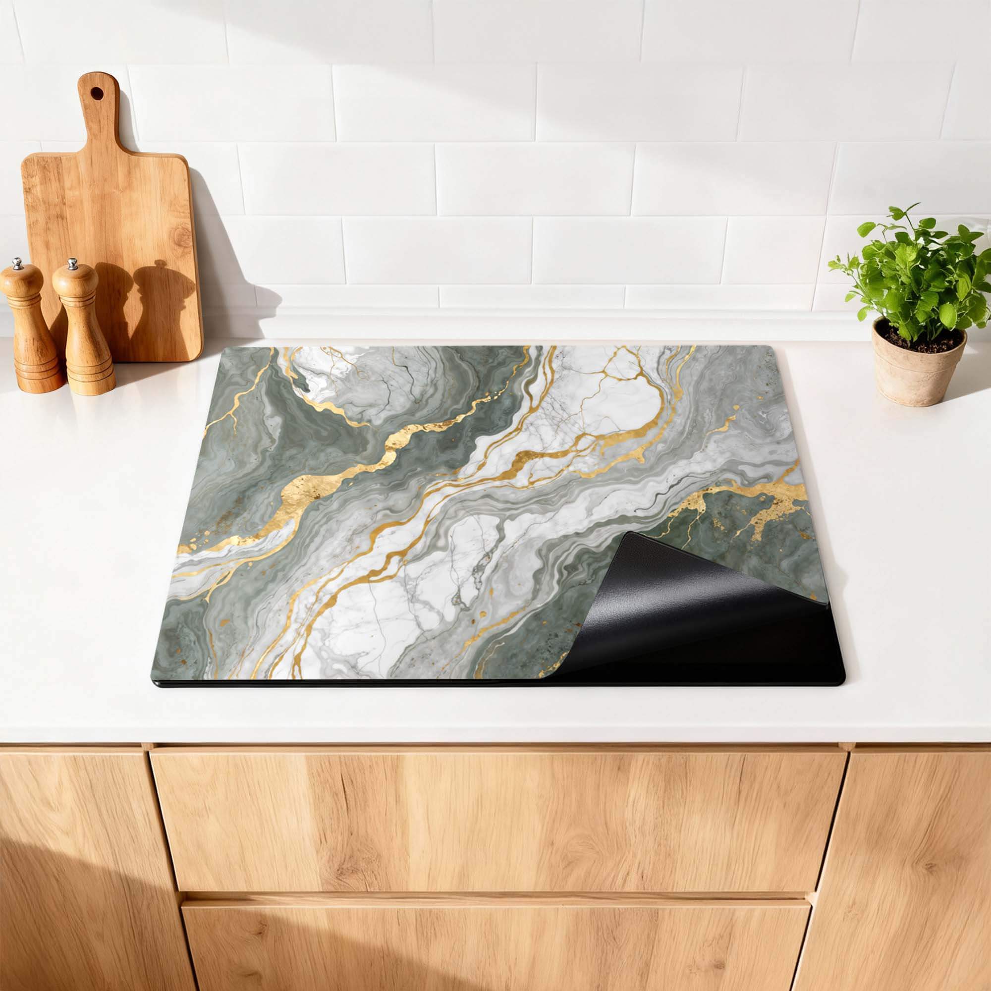 Luxurious Marble Green – Inductie Beschermer op een keukenblad met elegant marmerdesign en gouden aders.