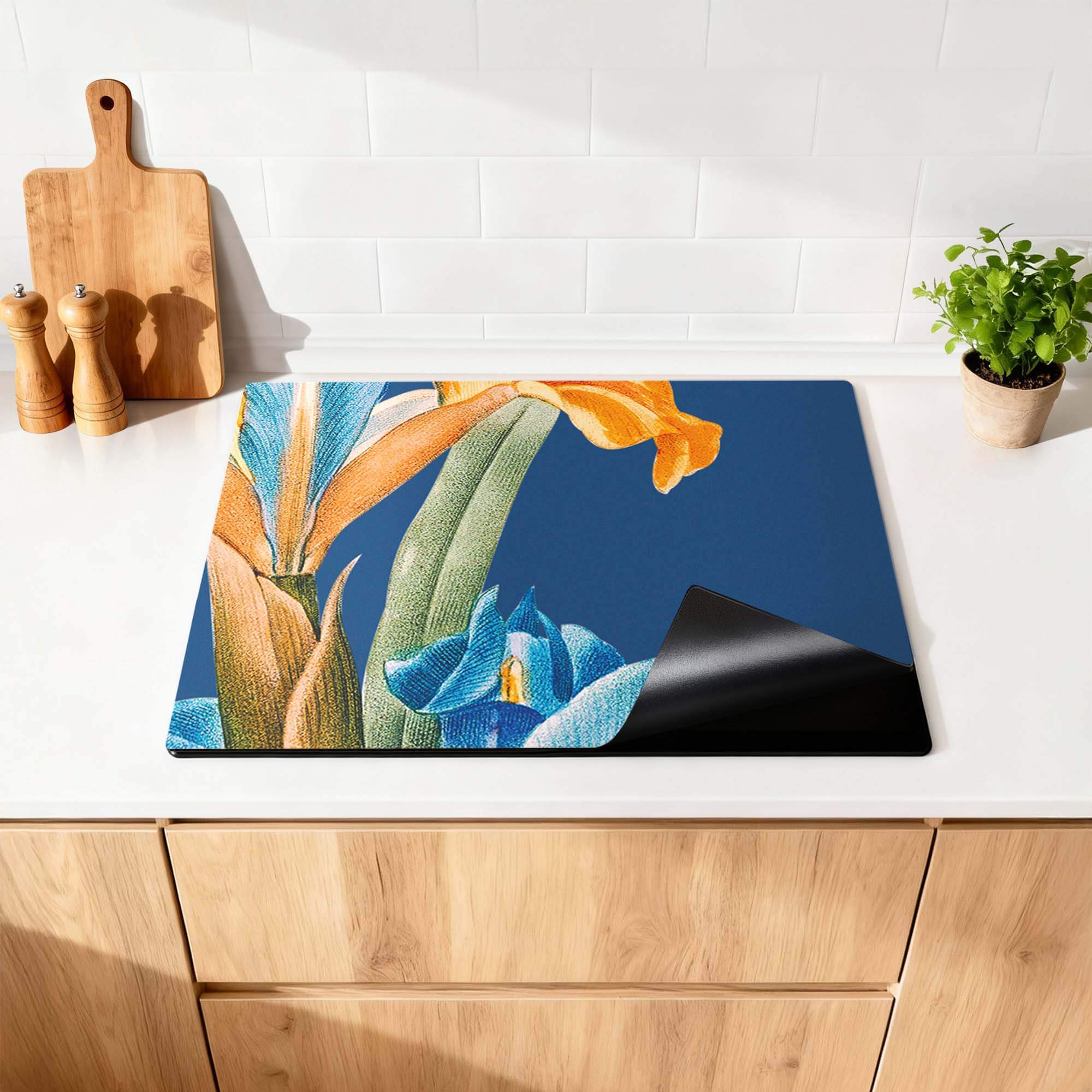 Iris Elegance – Inductie Beschermer met kleurrijke bloemenprint op moderne keukentafel.