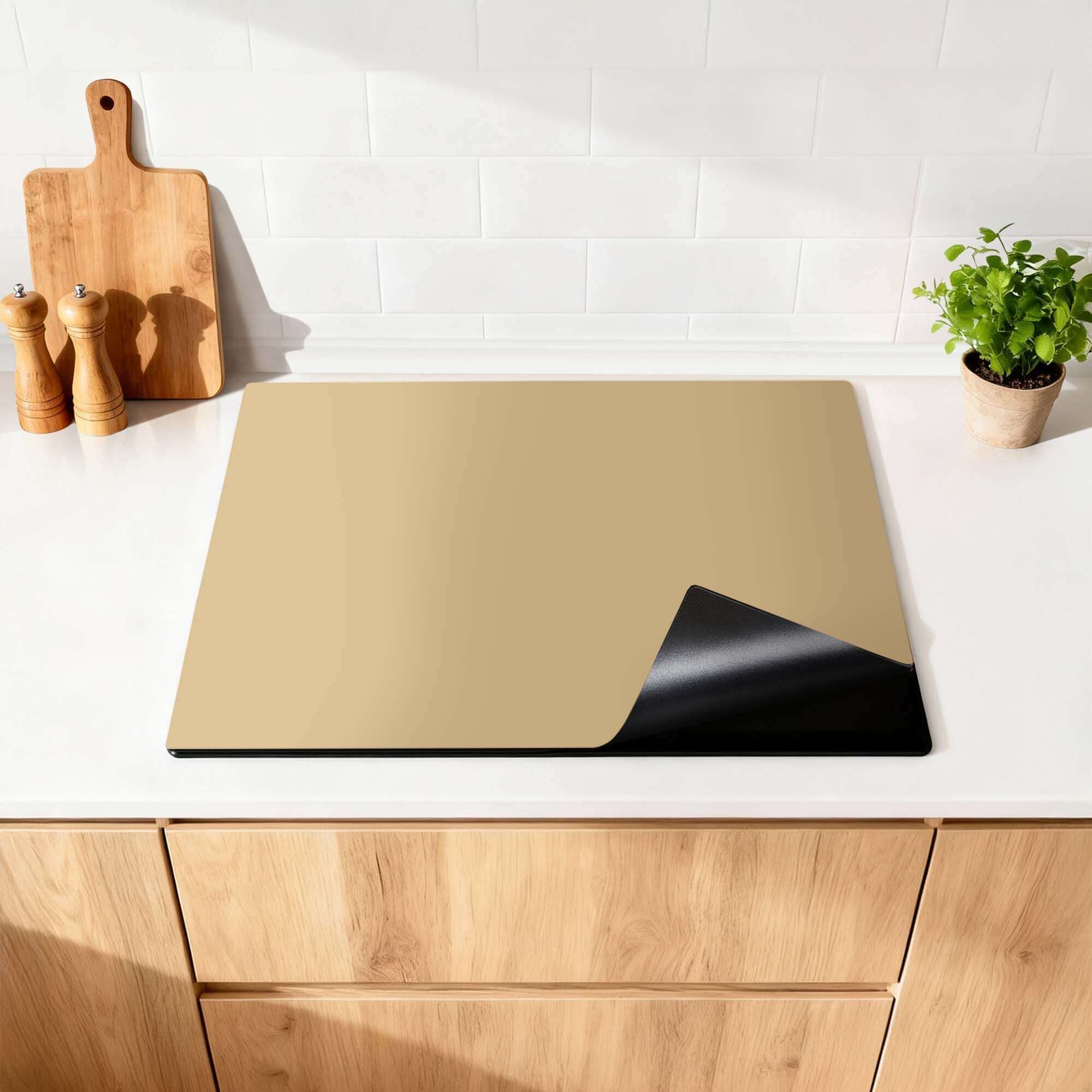Champagne Glow – Inductie Beschermer op een moderne keukentafel voor elegantie en bescherming.