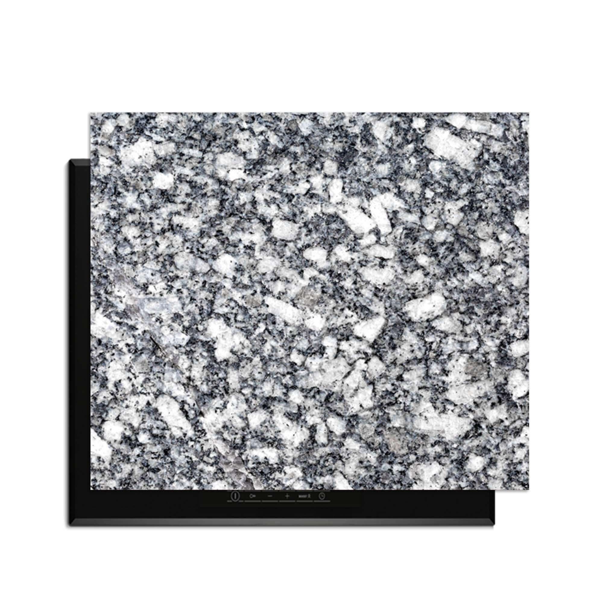 Midnight Granite - Inductie Beschermer op een inductiekookplaat, luxe granietstructuur voor bescherming en stijl.