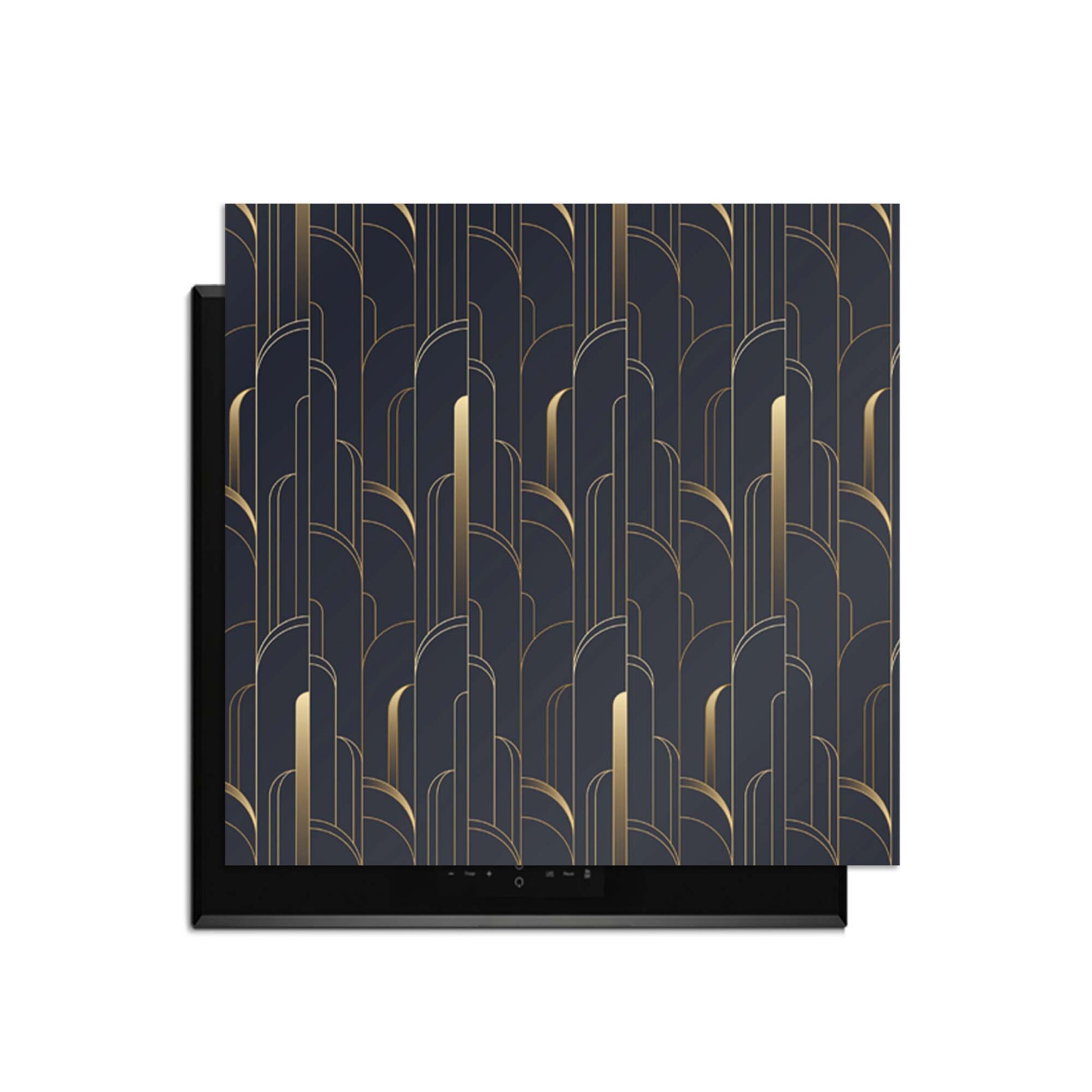 Art Deco Lines – Inductie Beschermer met een geometrisch patroon in goudtinten op een kookplaat.