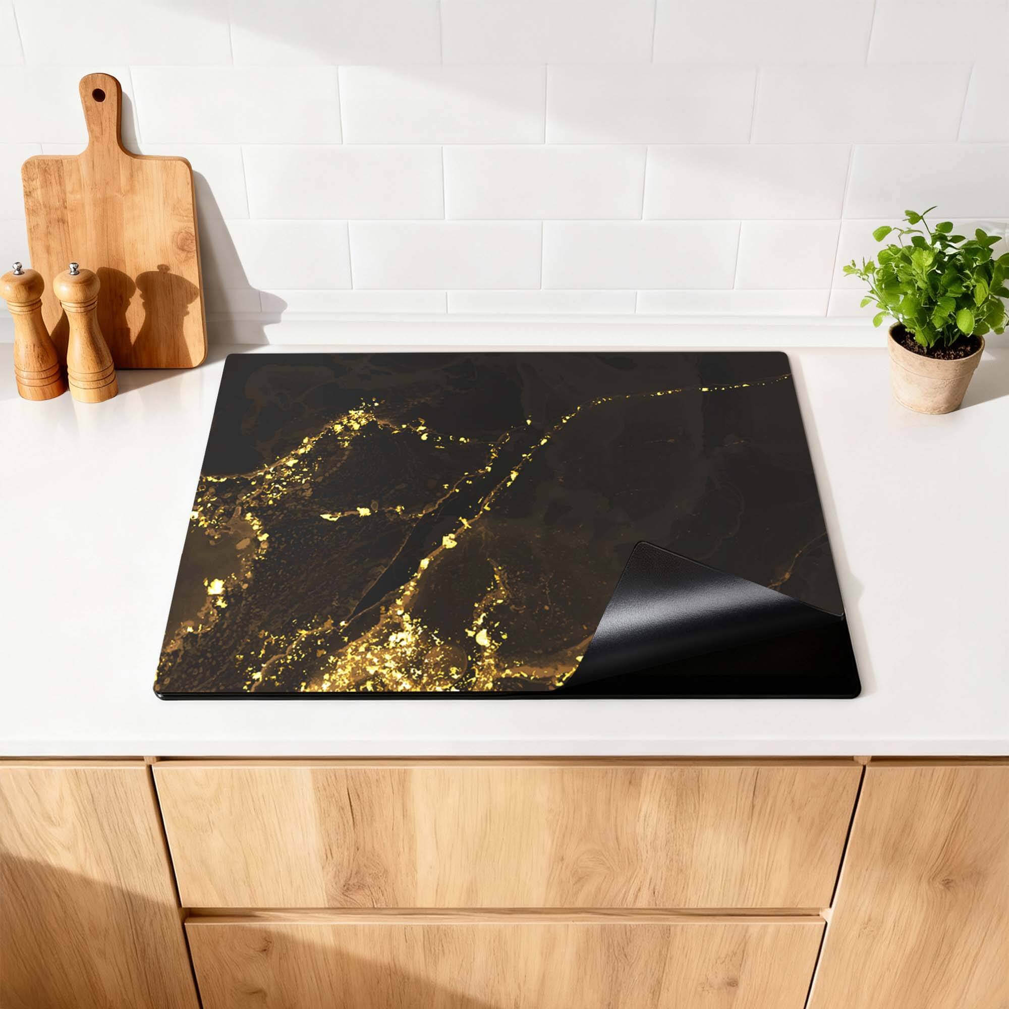 Gilded Marble – Inductie Beschermer met luxe gouden aders op zwarte achtergrond, perfect voor je keuken.