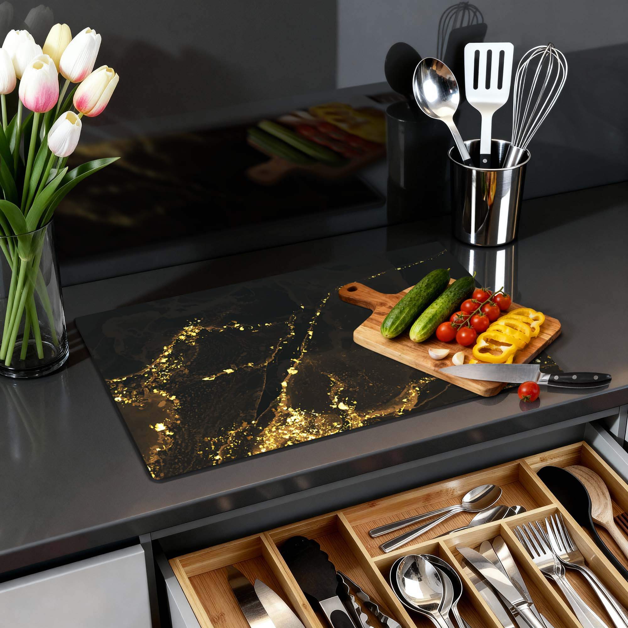 Stijlvolle Gilded Marble – Inductie Beschermer op een moderne keuken tafel met verse groenten.