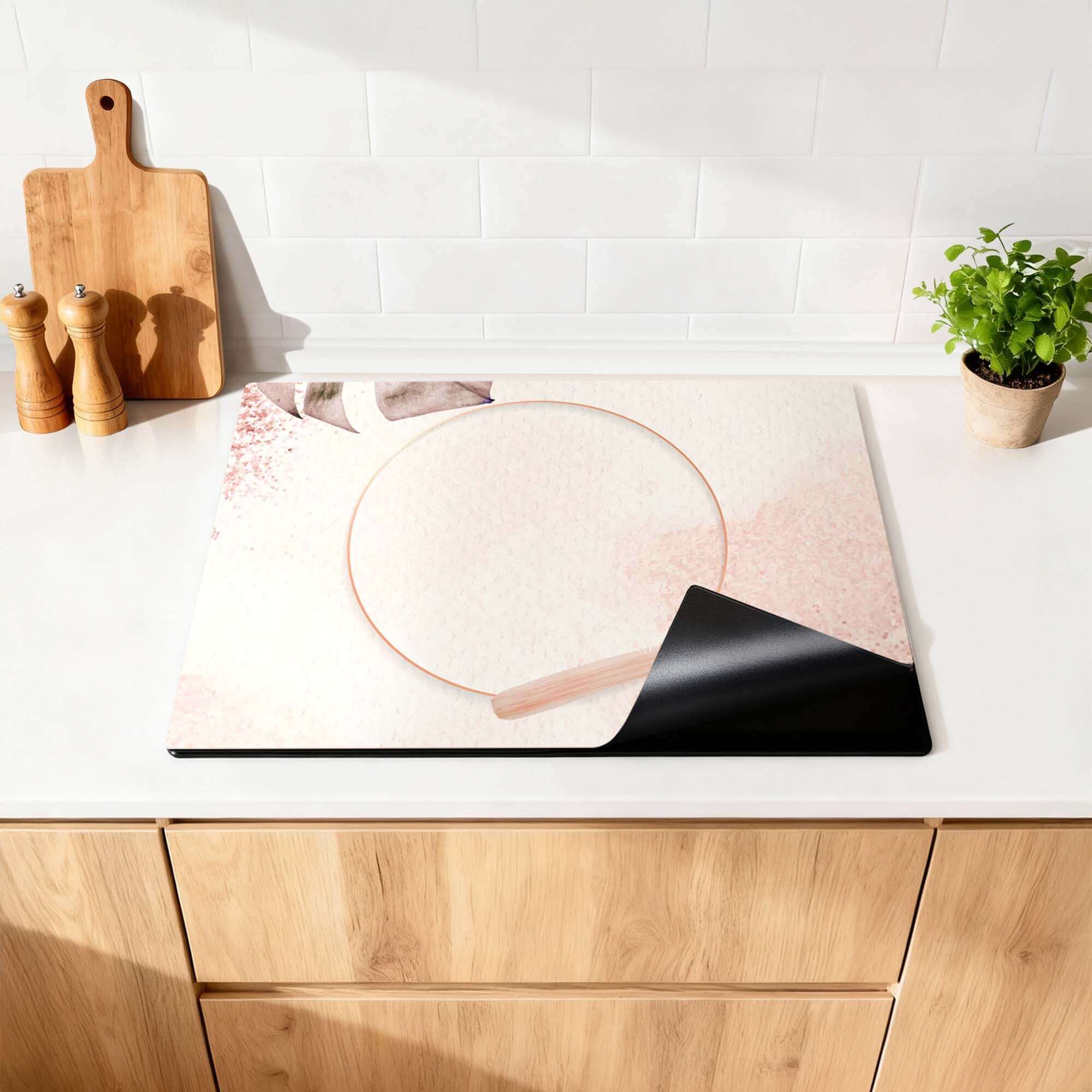Soft Harmony - Inductie Beschermer op een moderne keuken tafel met rustige nude tinten.