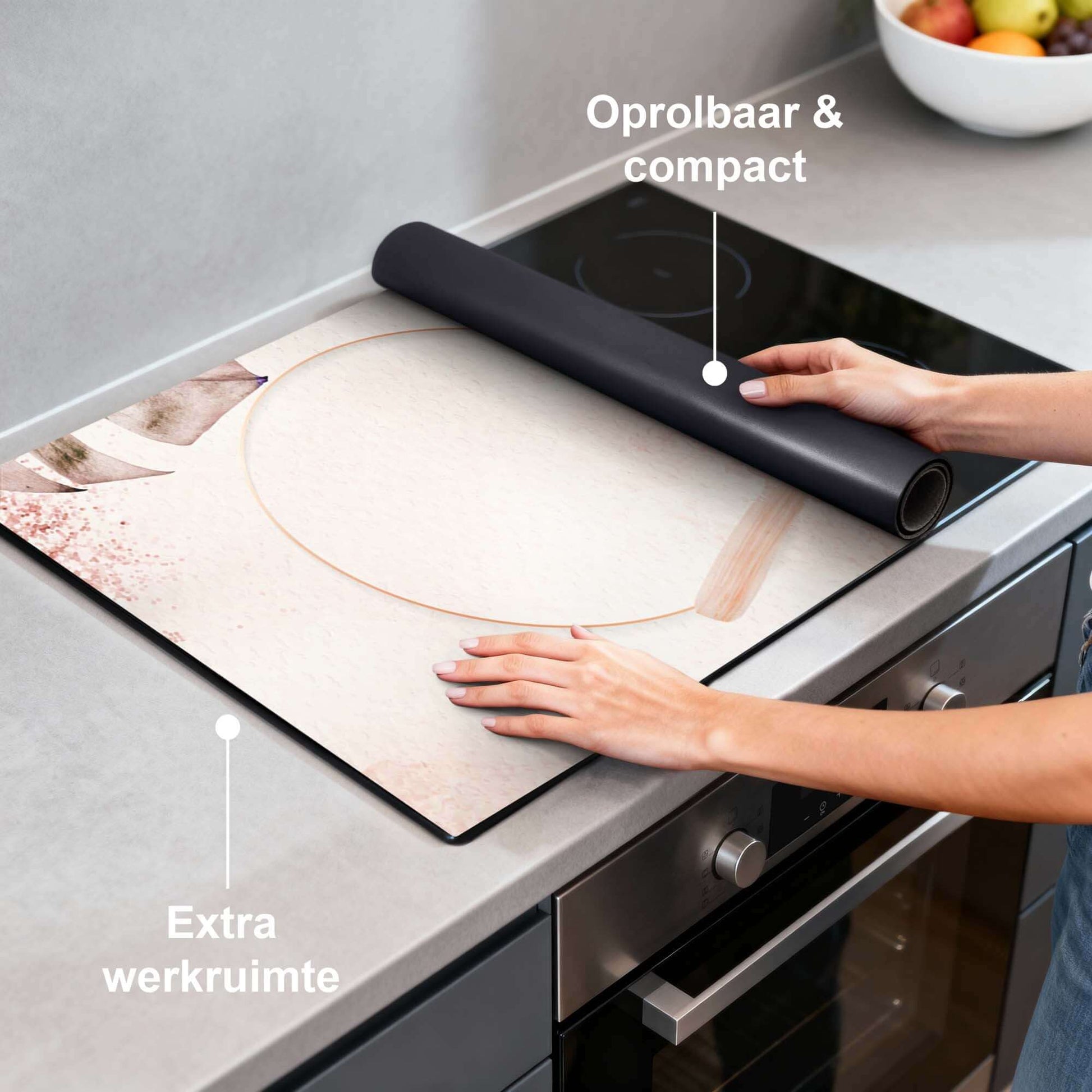 Soft Harmony - Inductie Beschermer voor extra werkruimte, oprolbaar en compact ontwerp in een moderne keuken.