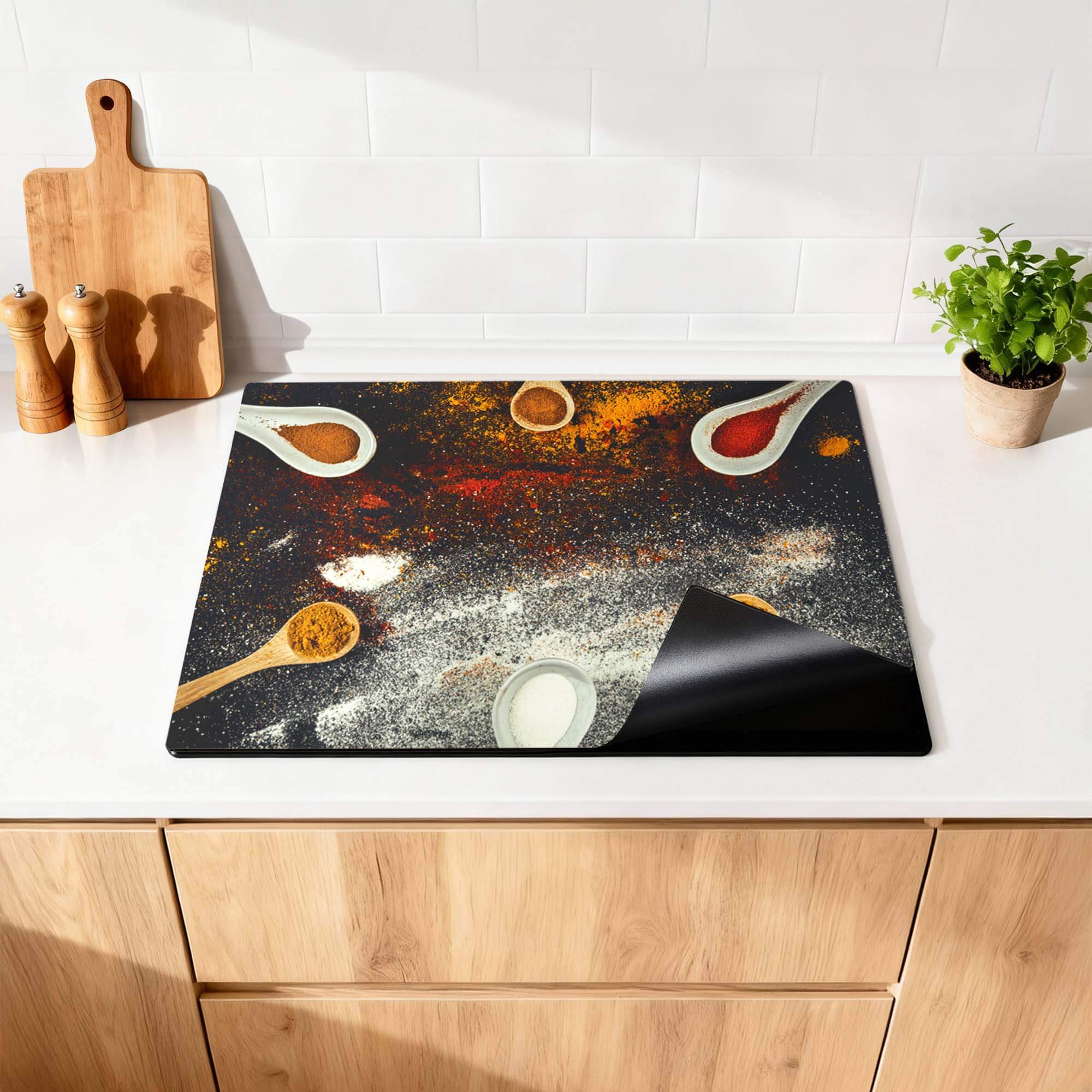 Spice Fusion – Inductie Beschermer met kleurrijke specerijen op een aanrecht.