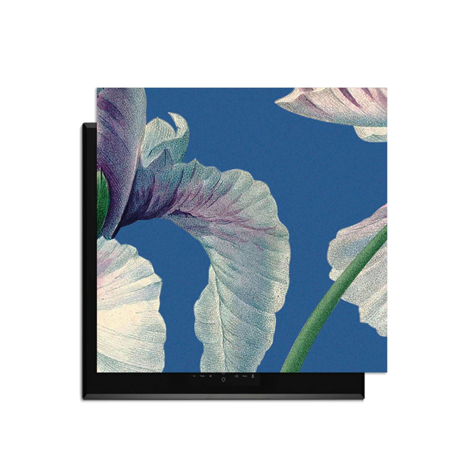 Blue Iris Grace – Inductie Beschermer met elegant blauwe irissen op een stijlvolle achtergrond.