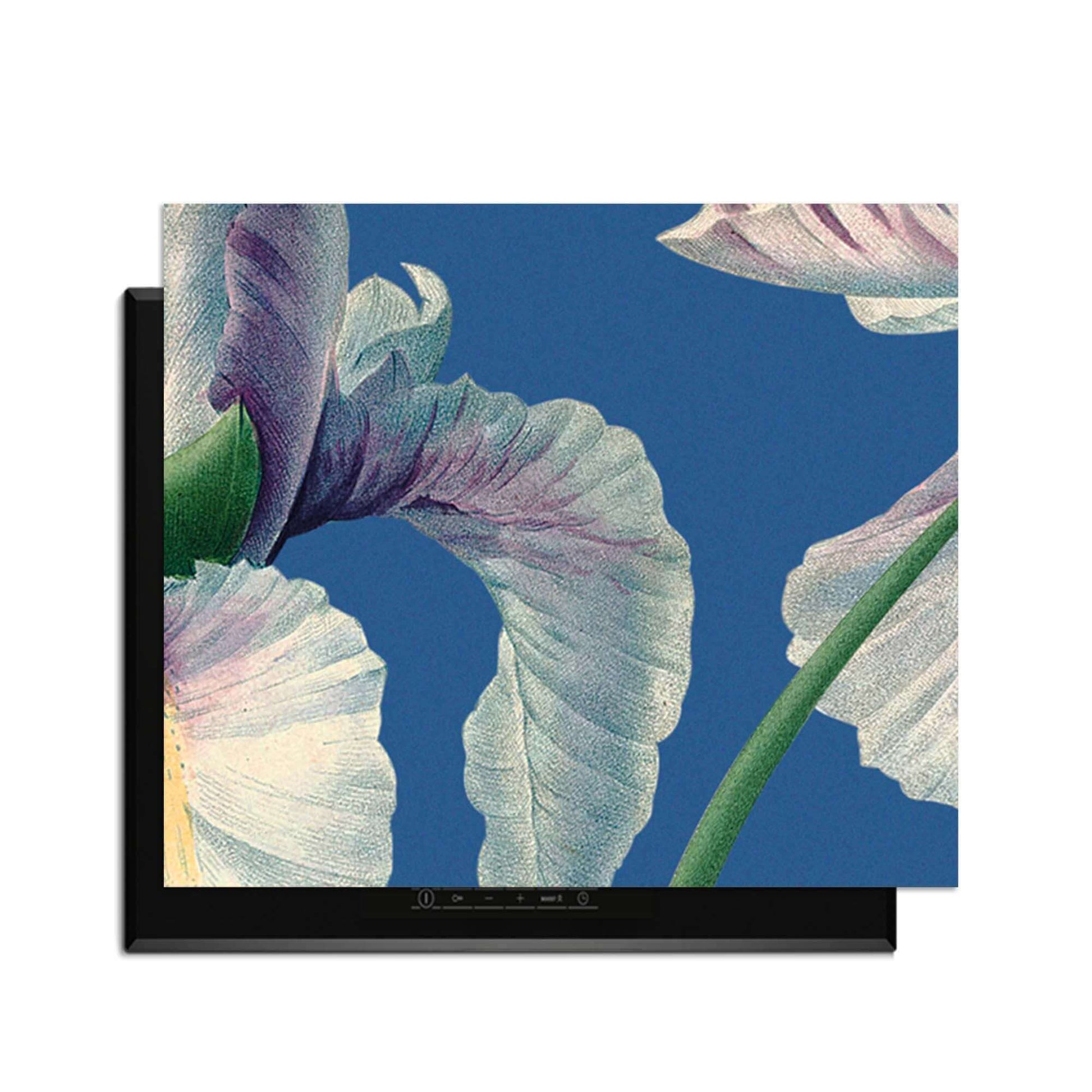 Blue Iris Grace – Inductie Beschermer met een verfijnd ontwerp van blauwe irissen op diepblauwe achtergrond.