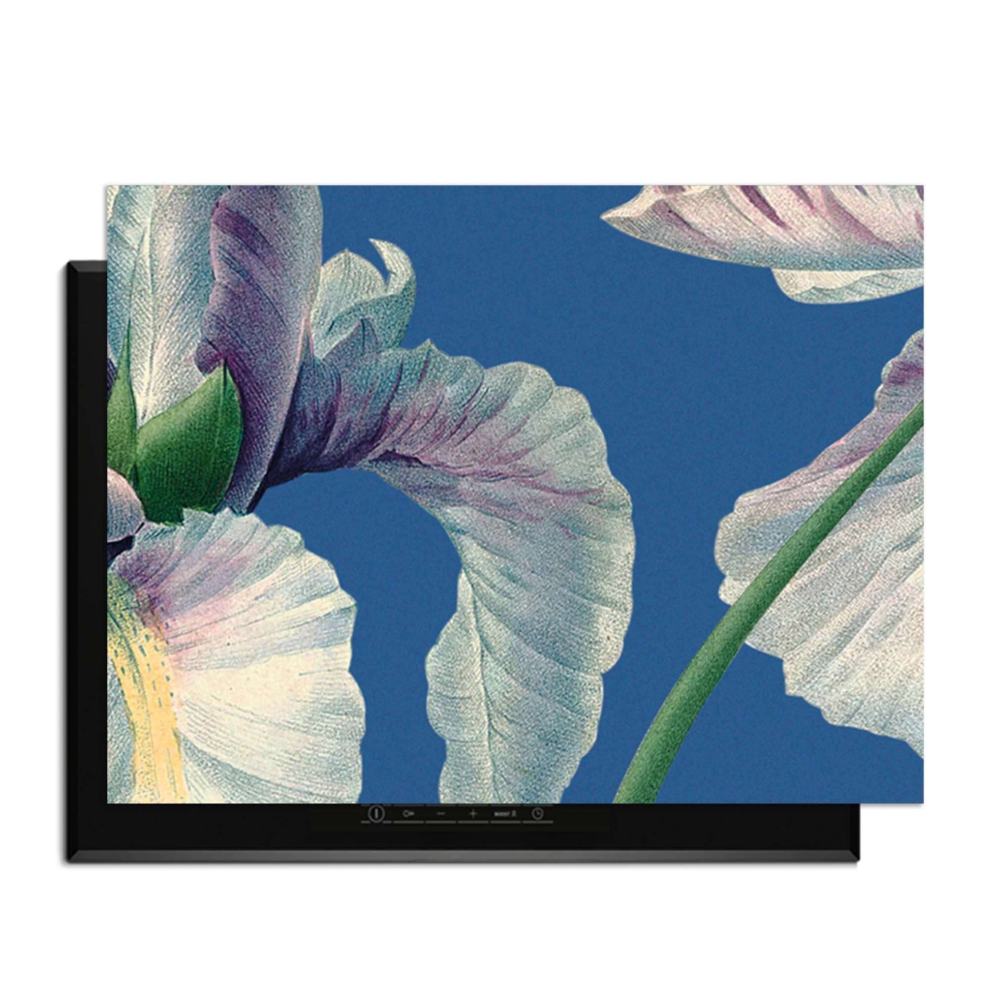 Blue Iris Grace – Inductie Beschermer met vintage blauwe irissen op een diepe achtergrond, elegant voor je keuken.