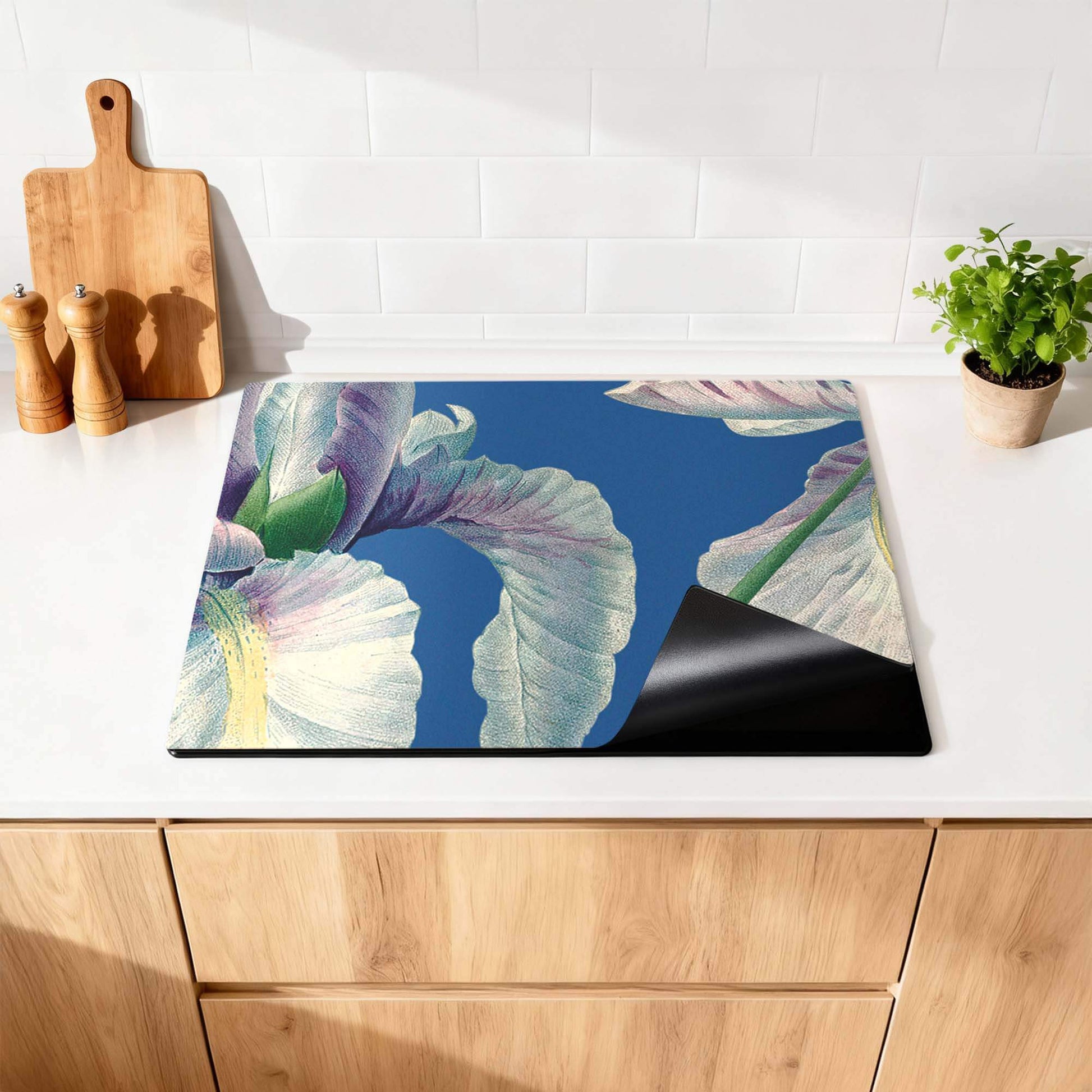 Blue Iris Grace – Inductie Beschermer met vintage blauwe irissen op een elegante achtergrond.