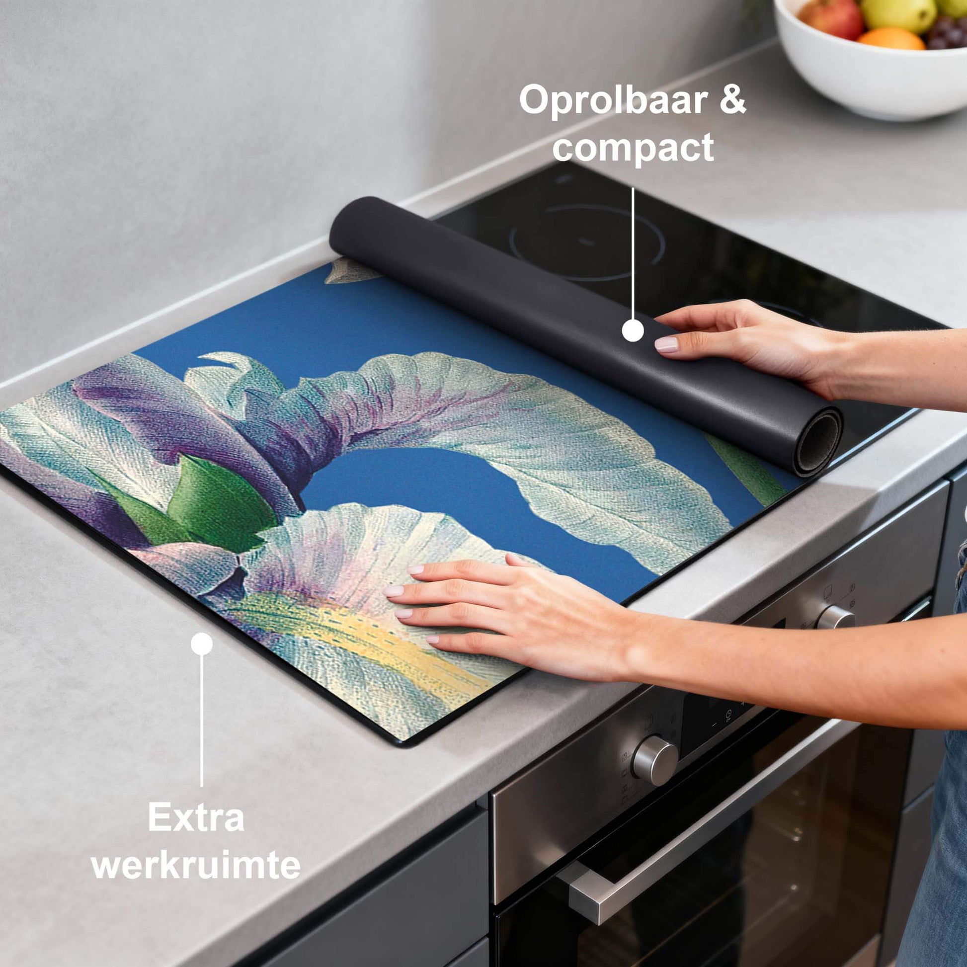 Blue Iris Grace – Inductie Beschermer op het aanrecht met opgerolde rand voor extra werkruimte.