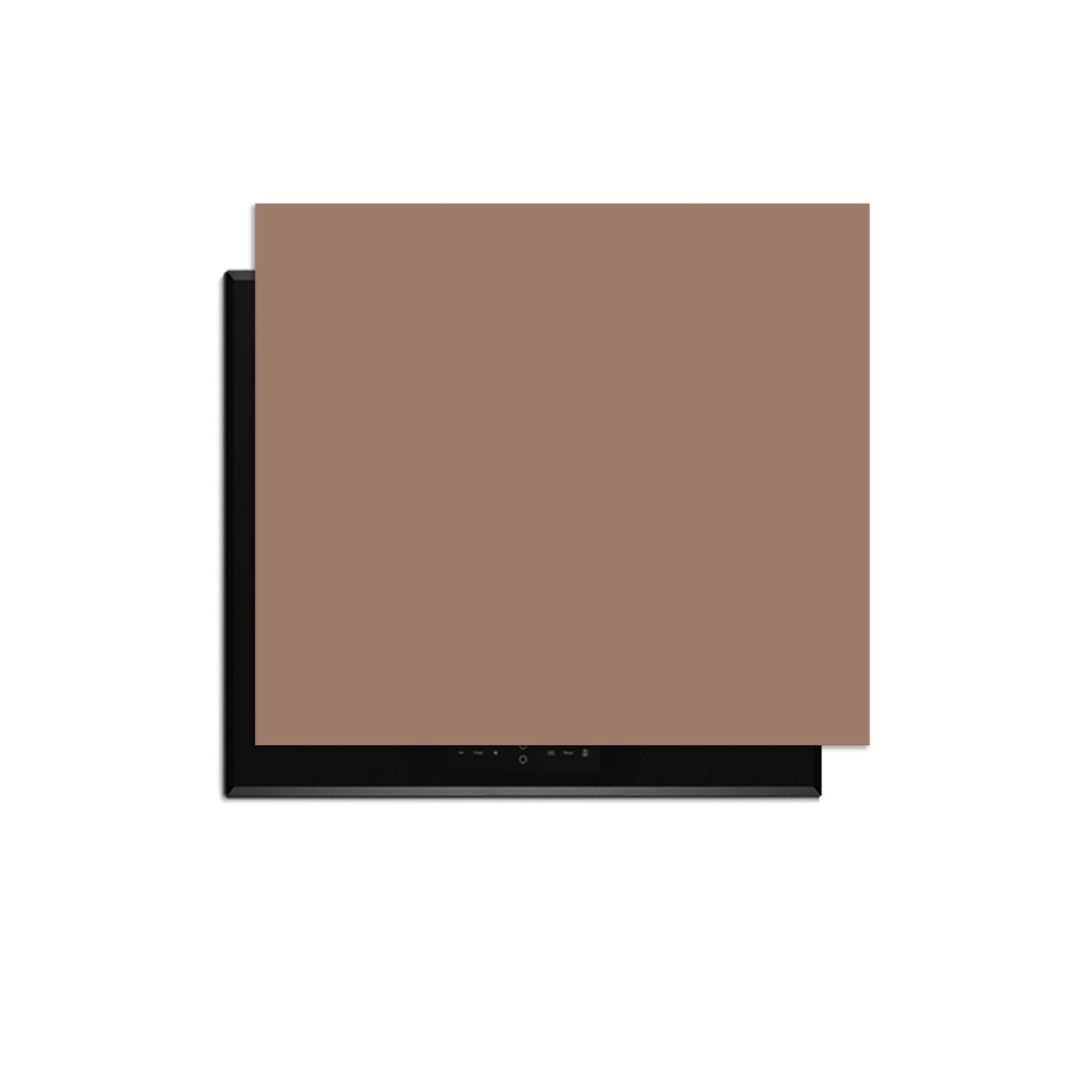 Mocha Mousse – Inductie Beschermer op een zwarte kookplaat, stijlvolle bescherming in tijdloze bruine tint.