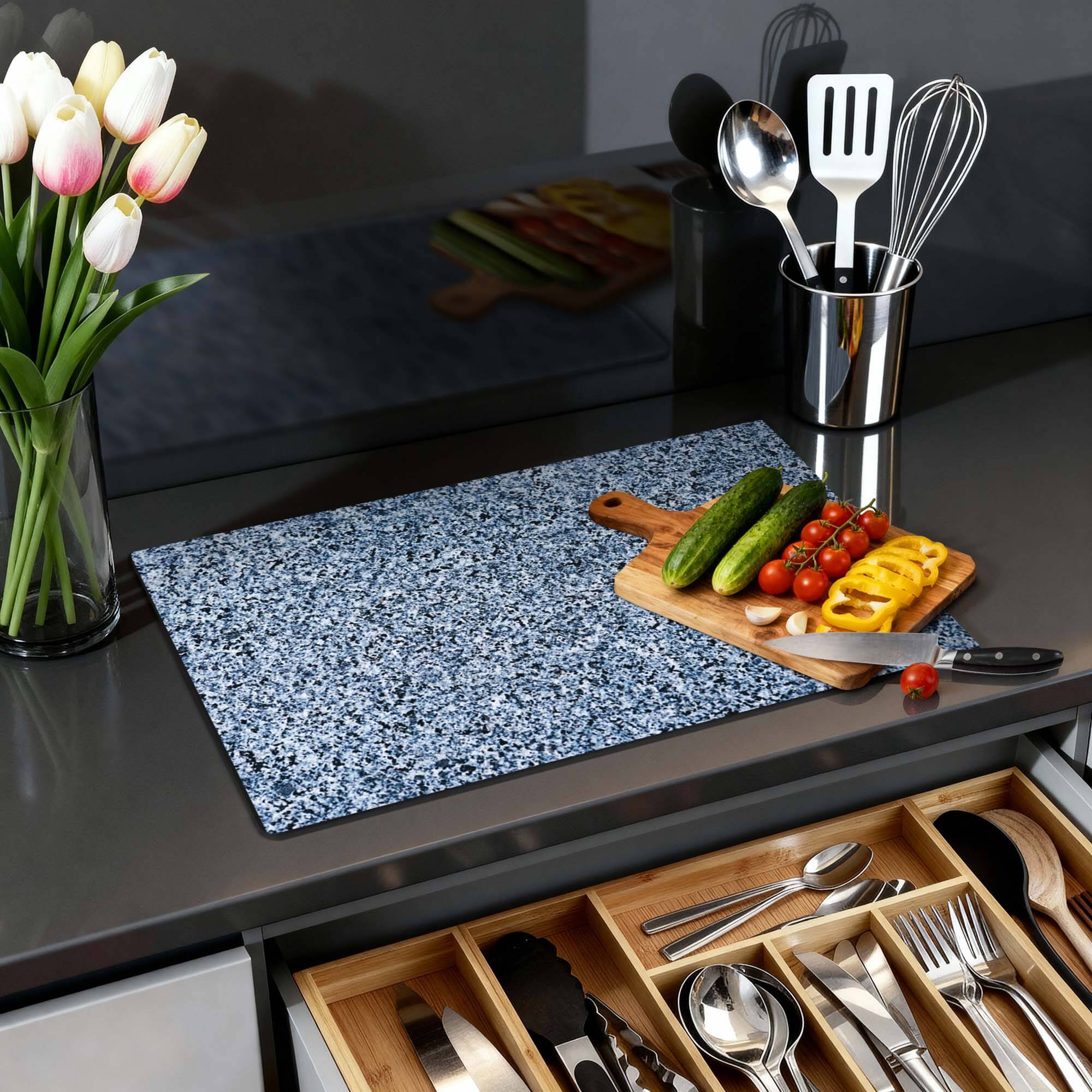 Baltic Granite - Inductie Beschermer op een keukenblad met groenten, snijplank en bloemen.