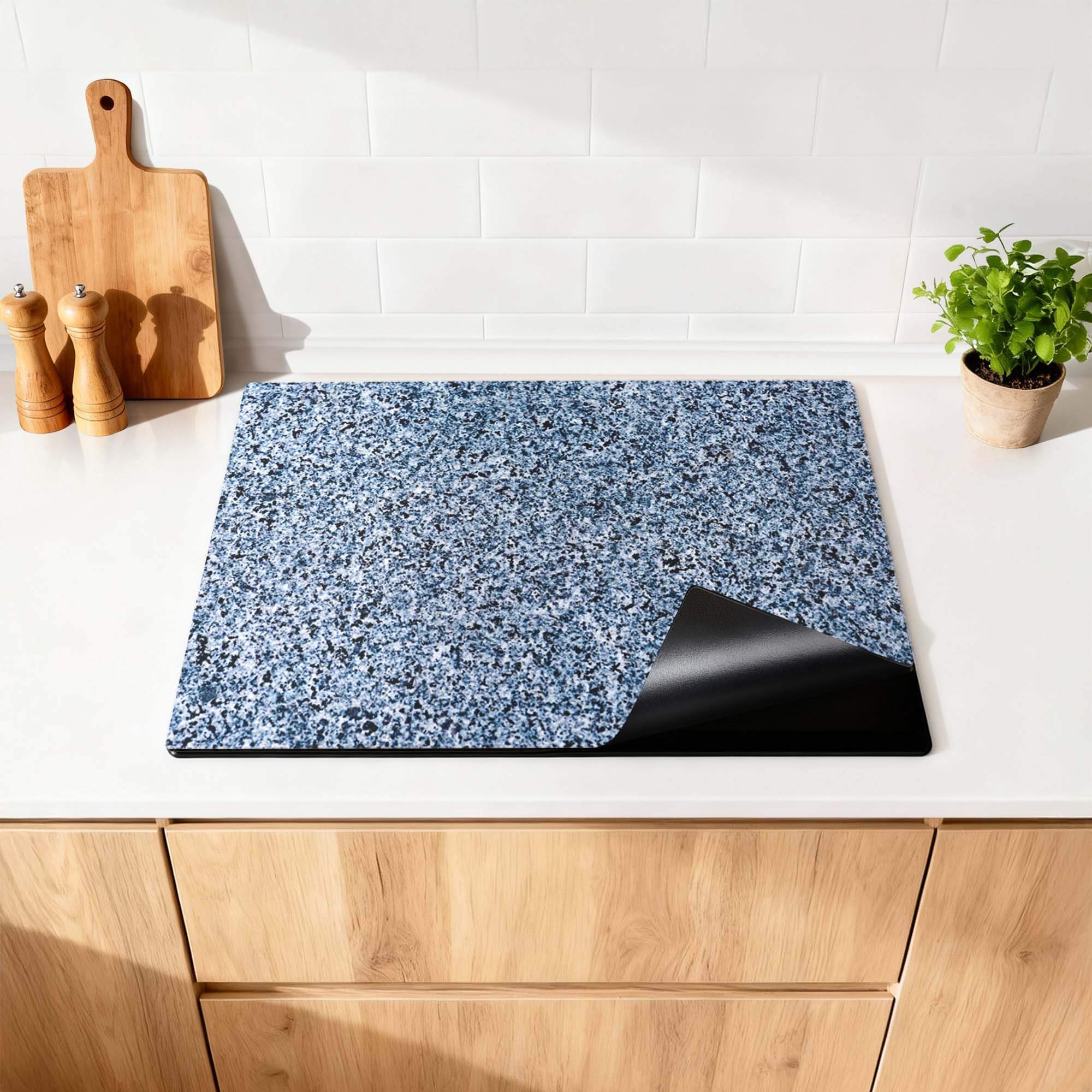 Baltic Granite - Inductie Beschermer op een moderne keukenblad met een elegante uitstraling.