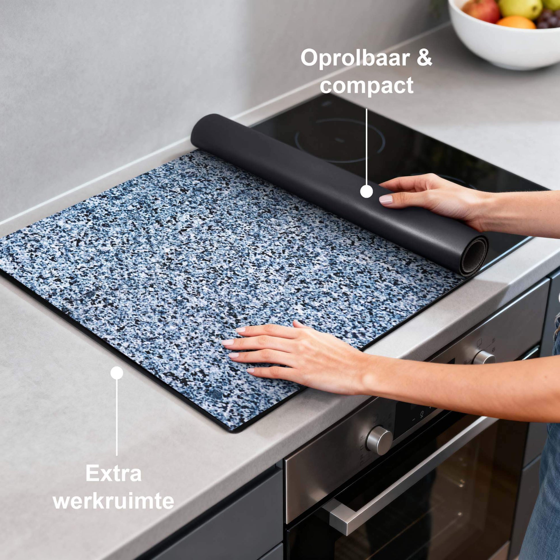 Baltic Granite - Inductie Beschermer op een keukenblad, oprolbaar en compact voor extra werkruimte.