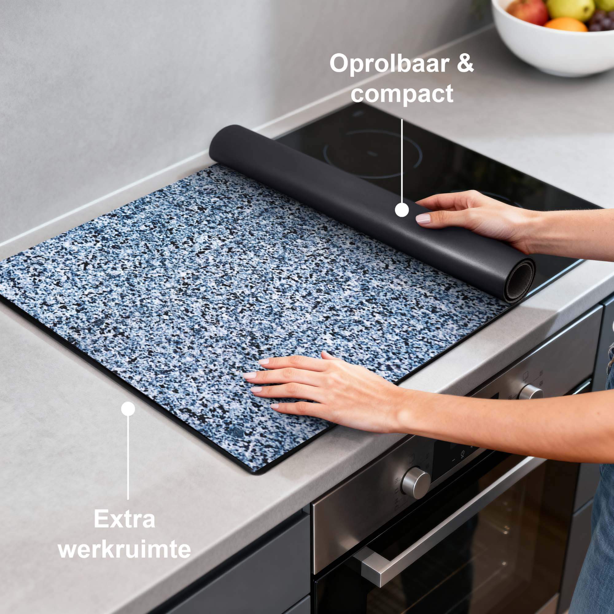 Baltic Granite - Inductie Beschermer op een keukenblad, oprolbaar en compact voor extra werkruimte.