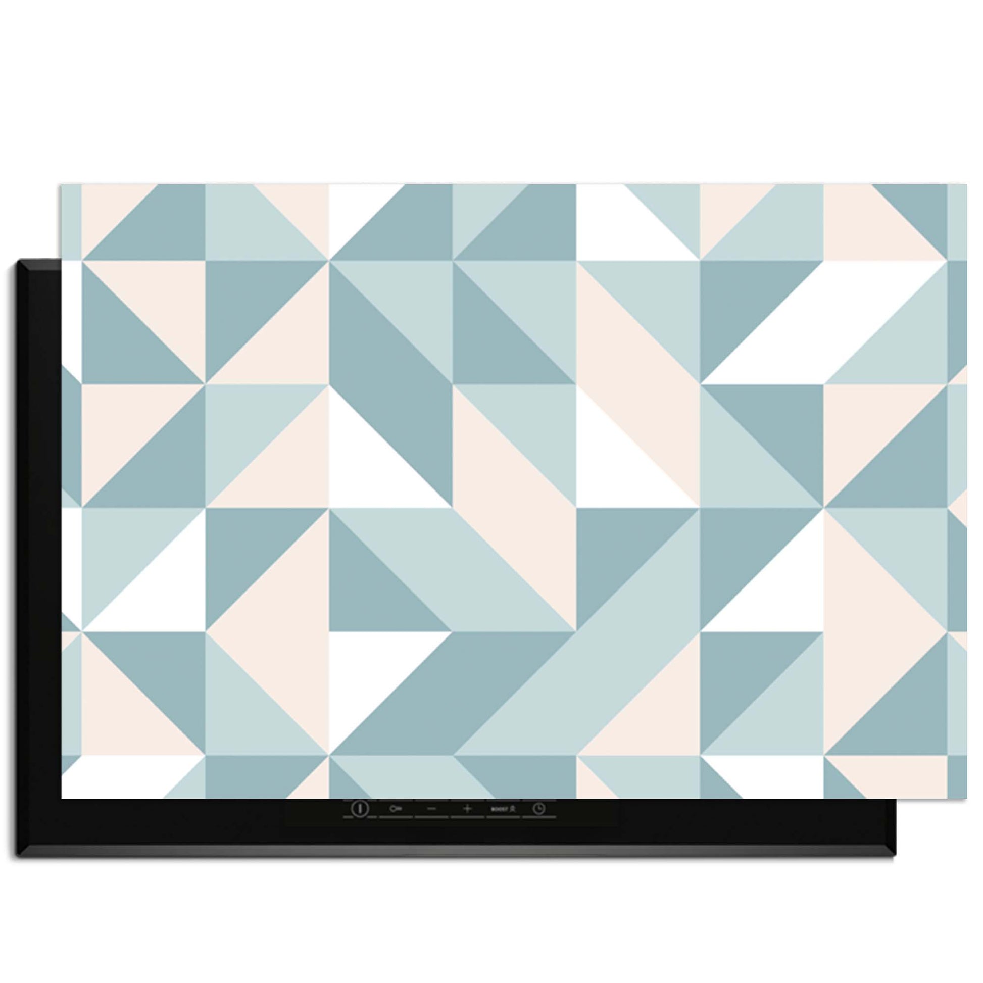 Pastel Triangles – Inductie Beschermer met geometrisch patroon in zachte pastelkleuren.
