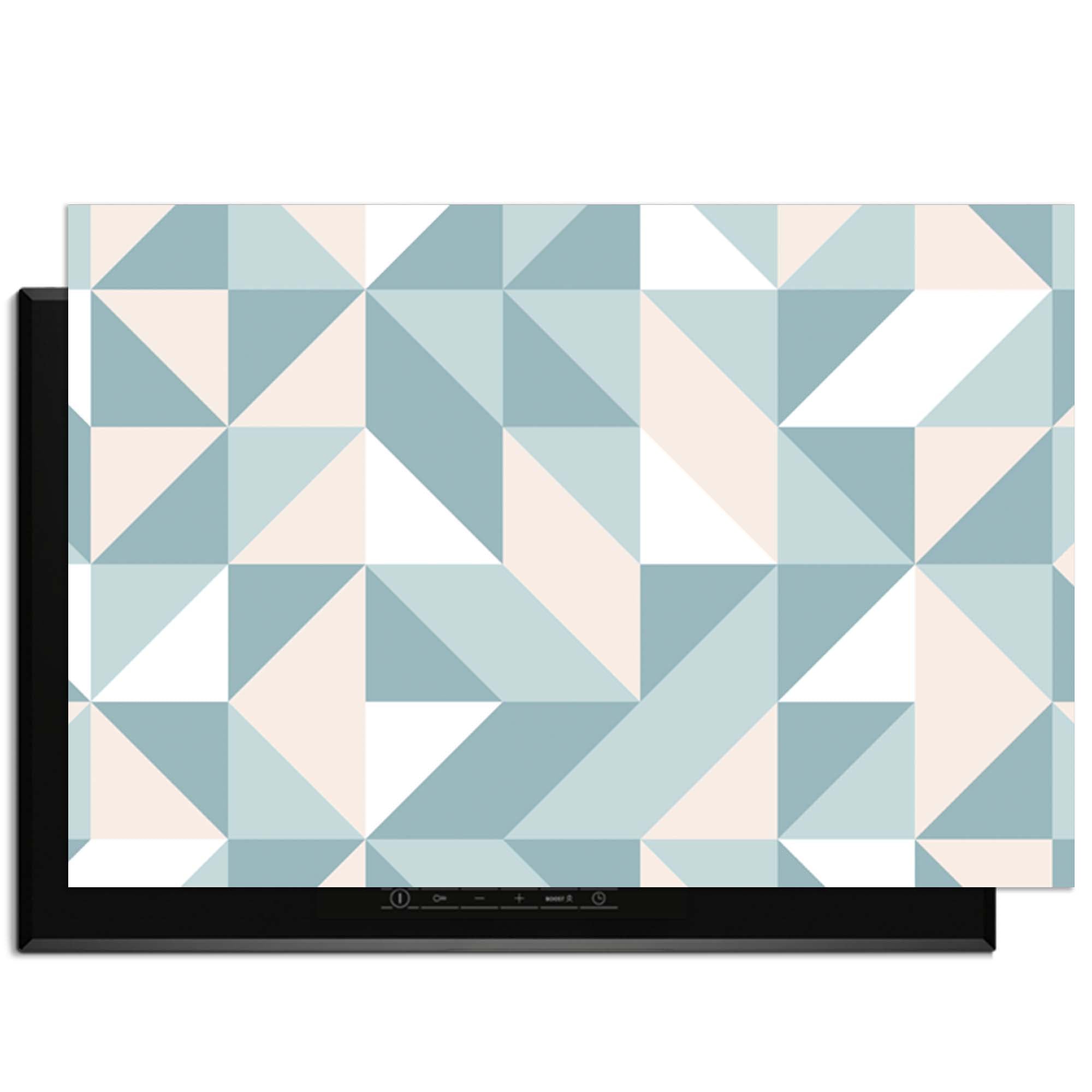 Pastel Triangles – Inductie Beschermer met geometrisch patroon in zachte pastelkleuren.