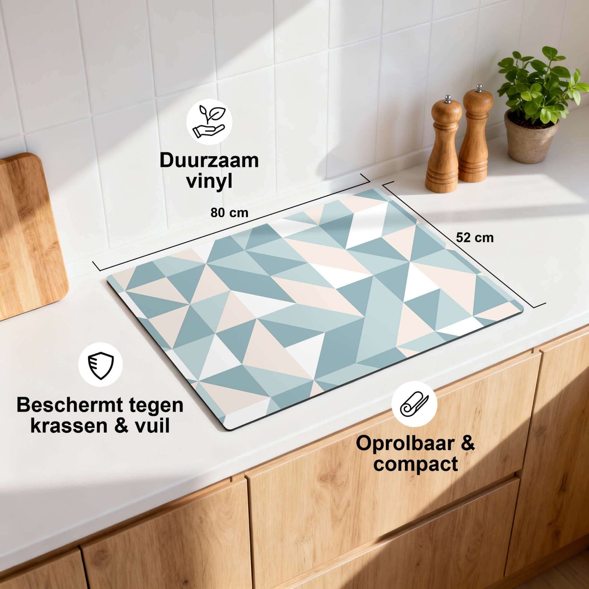 Pastel Triangles – Inductie Beschermer op een keukenblad met pastelkleuren en geometrisch patroon.