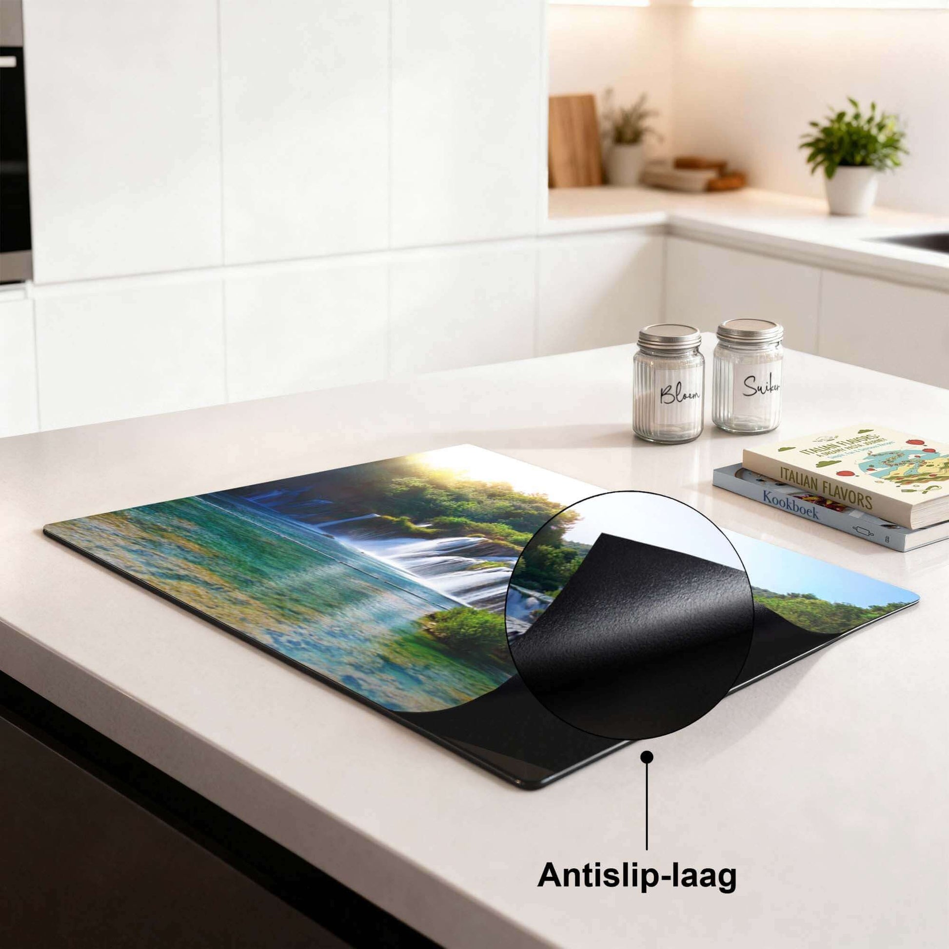 Whispering Falls – Inductie Beschermer met antislip-laag en serene waterval op een moderne keukenondergrond.