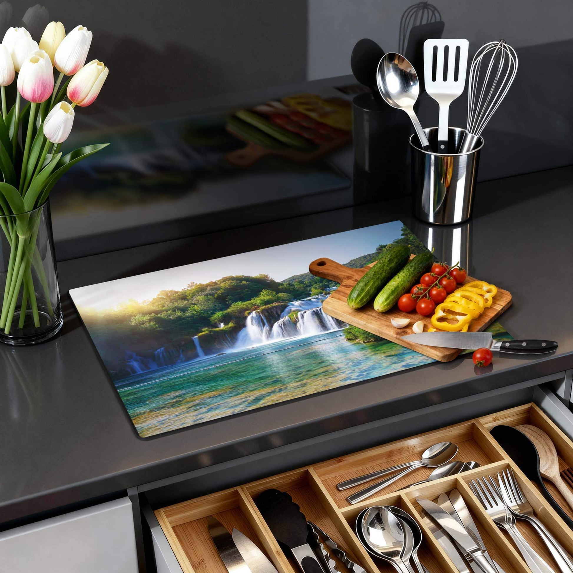 Whispering Falls – Inductie Beschermer met waterval en groenten op keukenblad, brengt rust in je keuken.