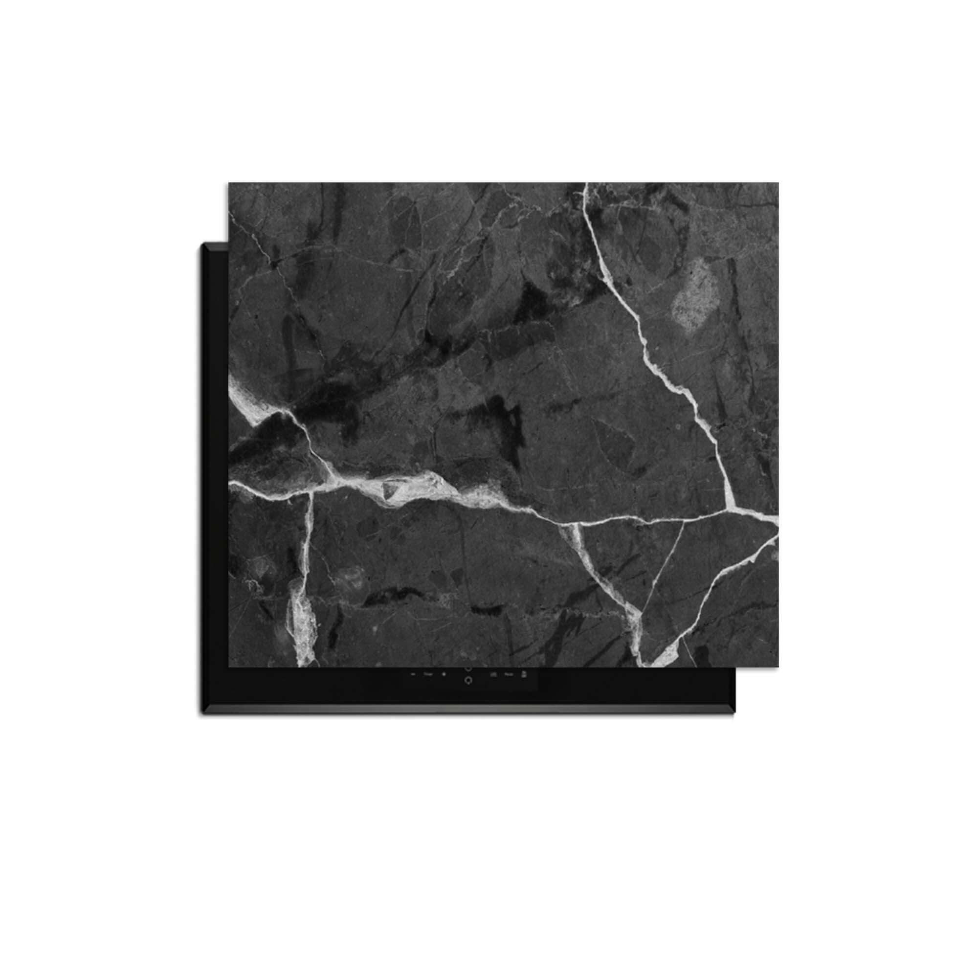 Black Marble – Inductie Beschermer op een inductiekookplaat met stijlvolle marmerlook.