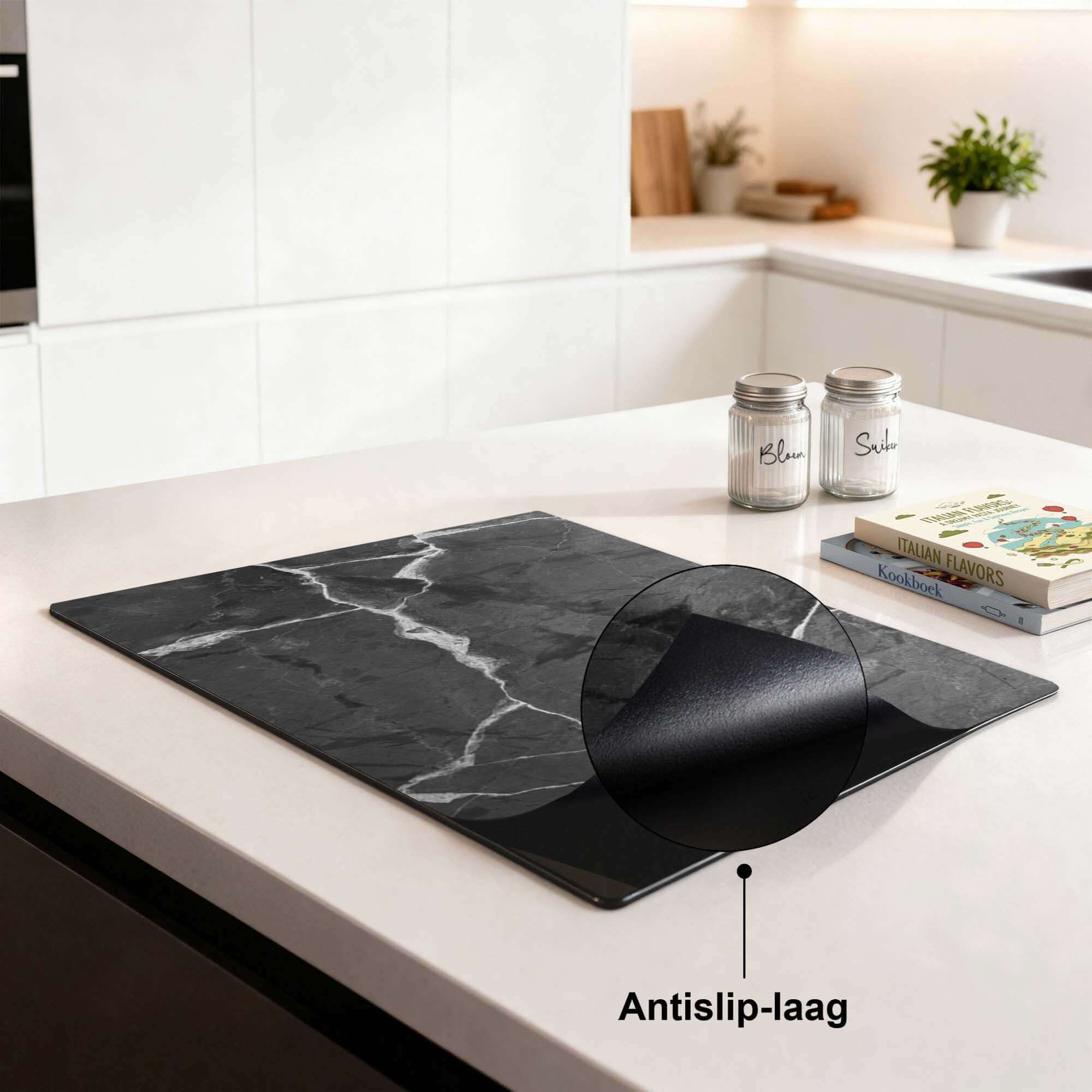 Black Marble – Inductie Beschermer met antislip-laag op moderne keukenblad.