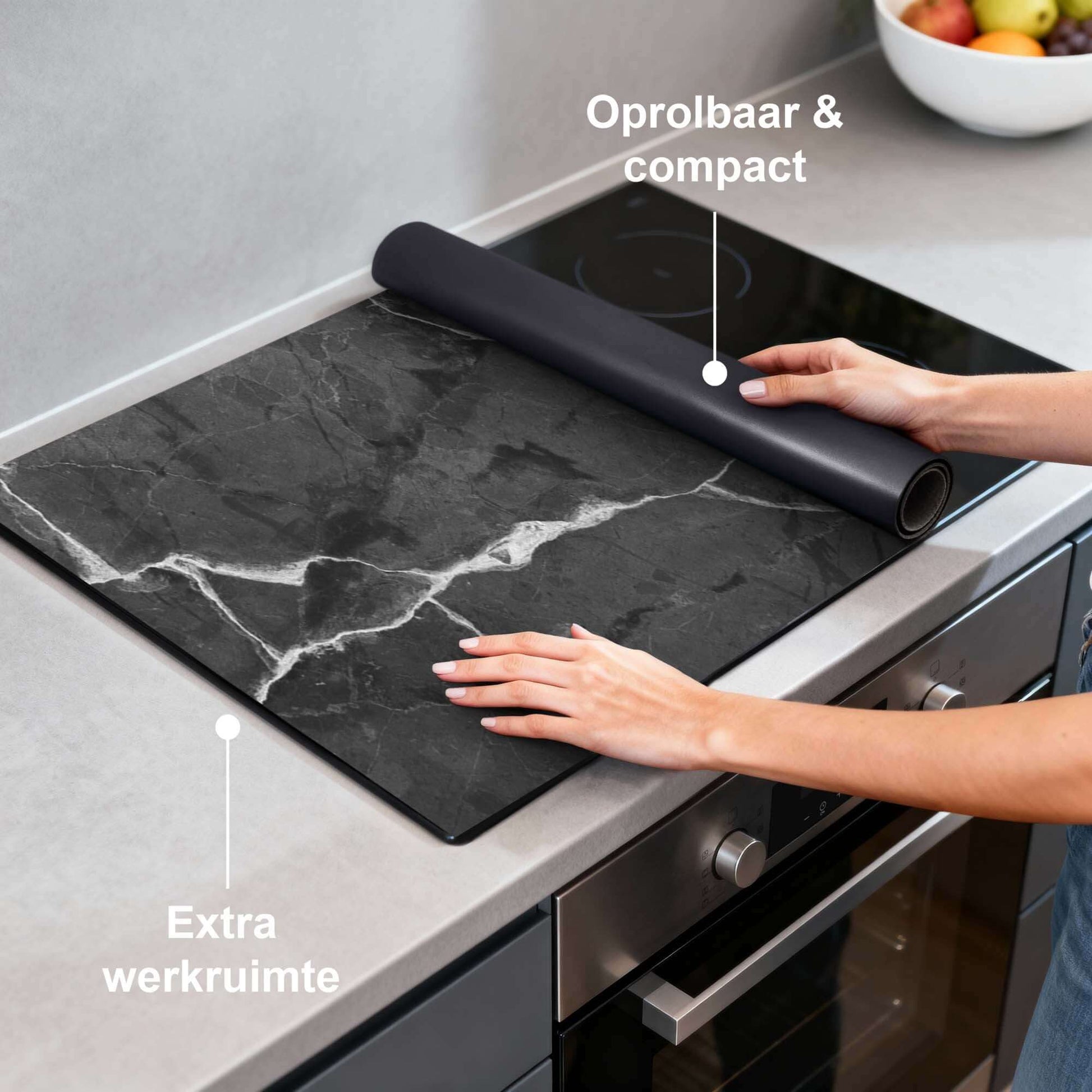 Black Marble – Inductie Beschermer op een kookplaat met antislip-laag en rolbaar design.