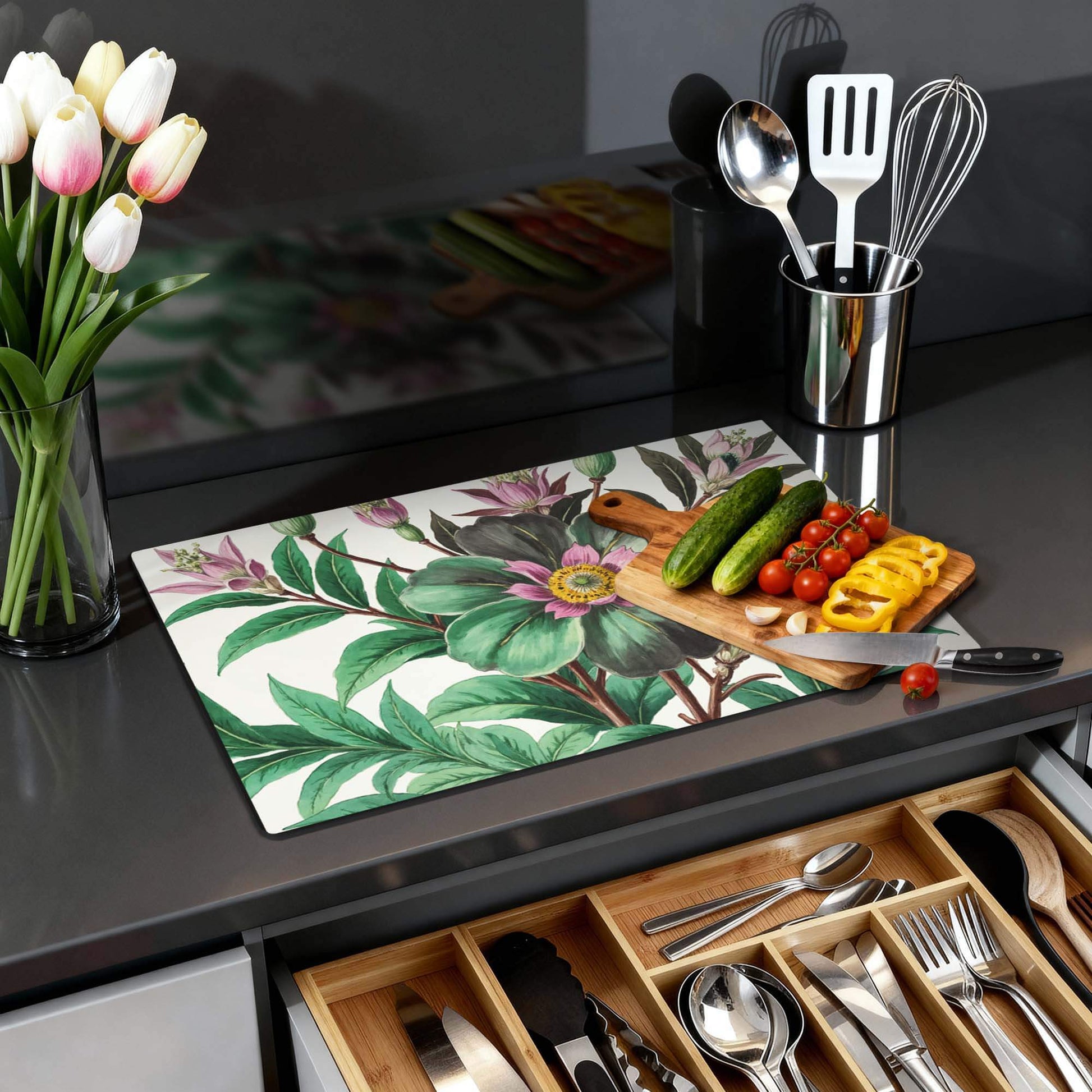 Botanical Grace – Inductie Beschermer op een keukenblad met groente en bloemen in een stijlvolle keuken.
