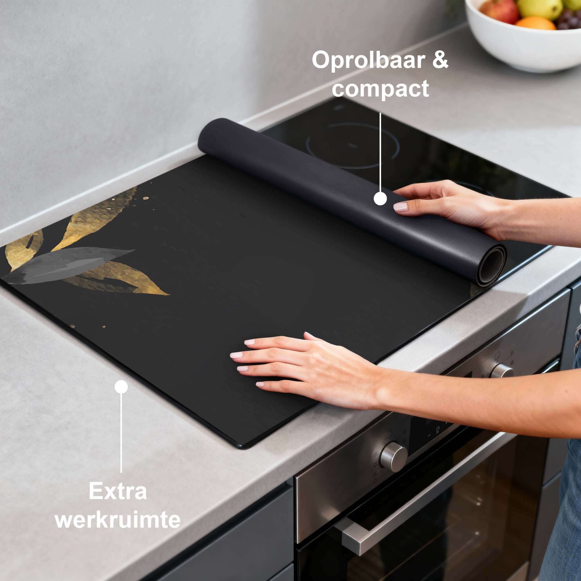 Zwarte Inductie Beschermer - Black Olive met gouden olijfbladeren, stijlvol en functioneel, ideaal voor extra werkruimte.
