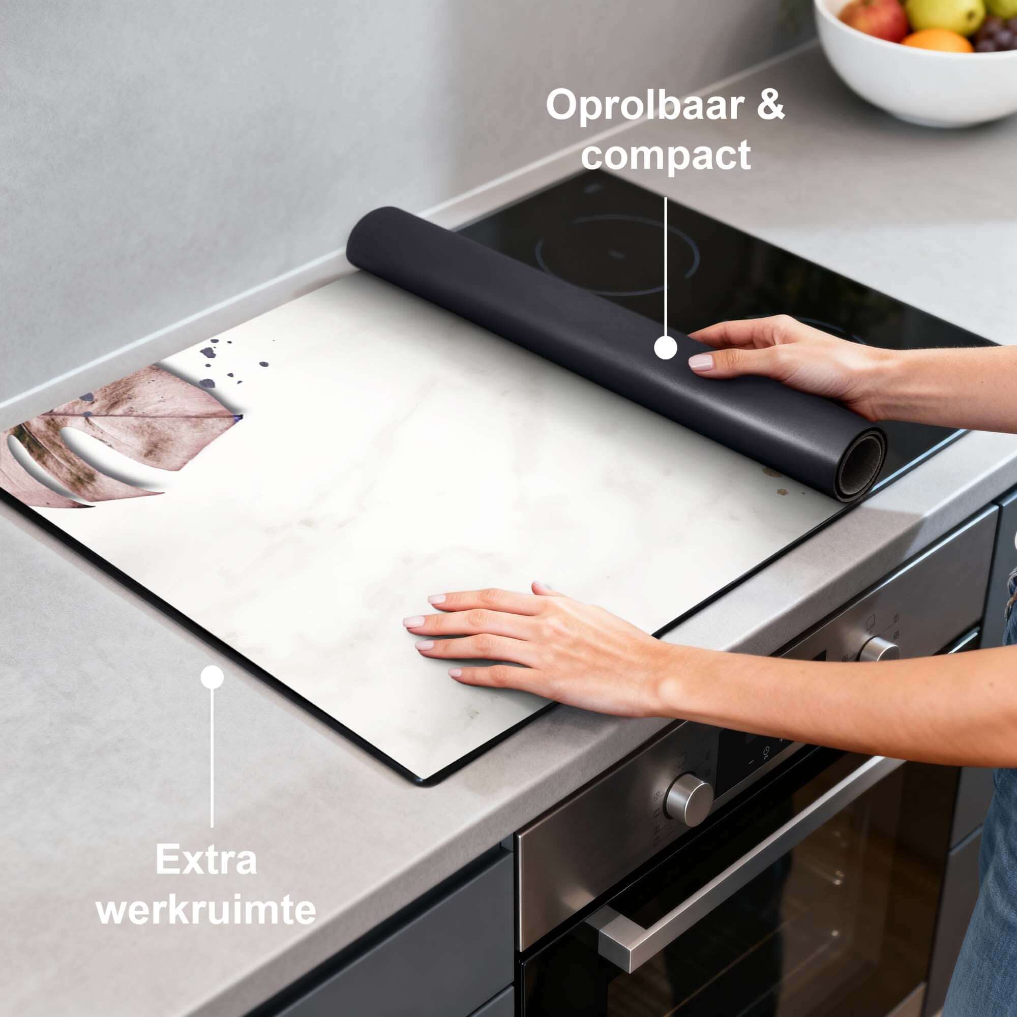 Soft Blush - Inductie Beschermer op een kookplaat, oprolbaar en compact voor extra werkruimte.
