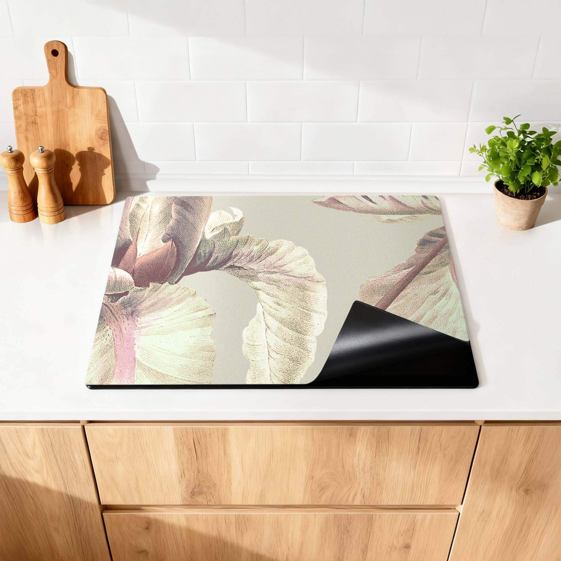 Blush Iris – Inductie Beschermer met elegant vintage ontwerp en verfijnde pastelkleuren op keukenblad.