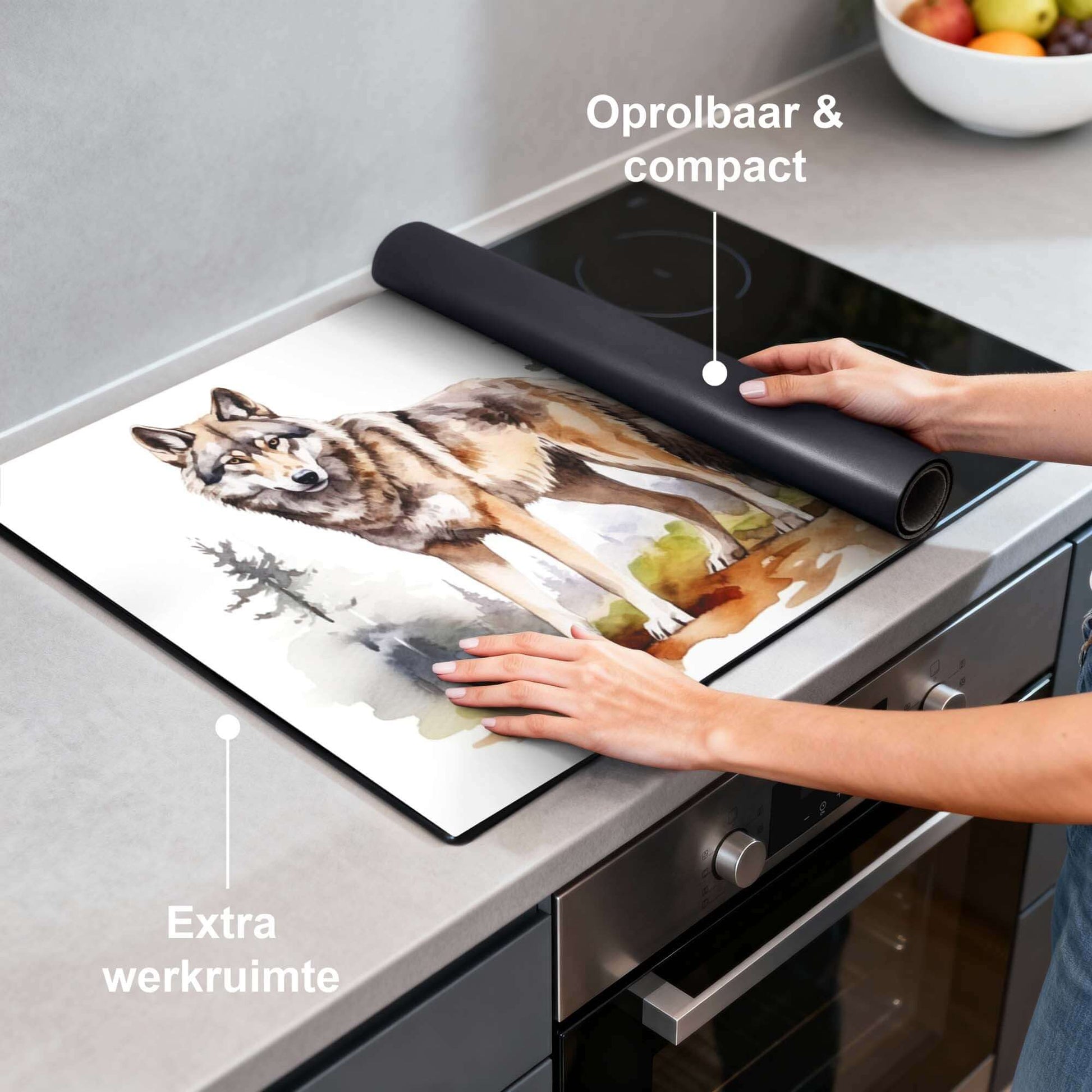Wild Wolf - Inductie Beschermer biedt extra werkruimte met een elegante wolf op een kookplaat.