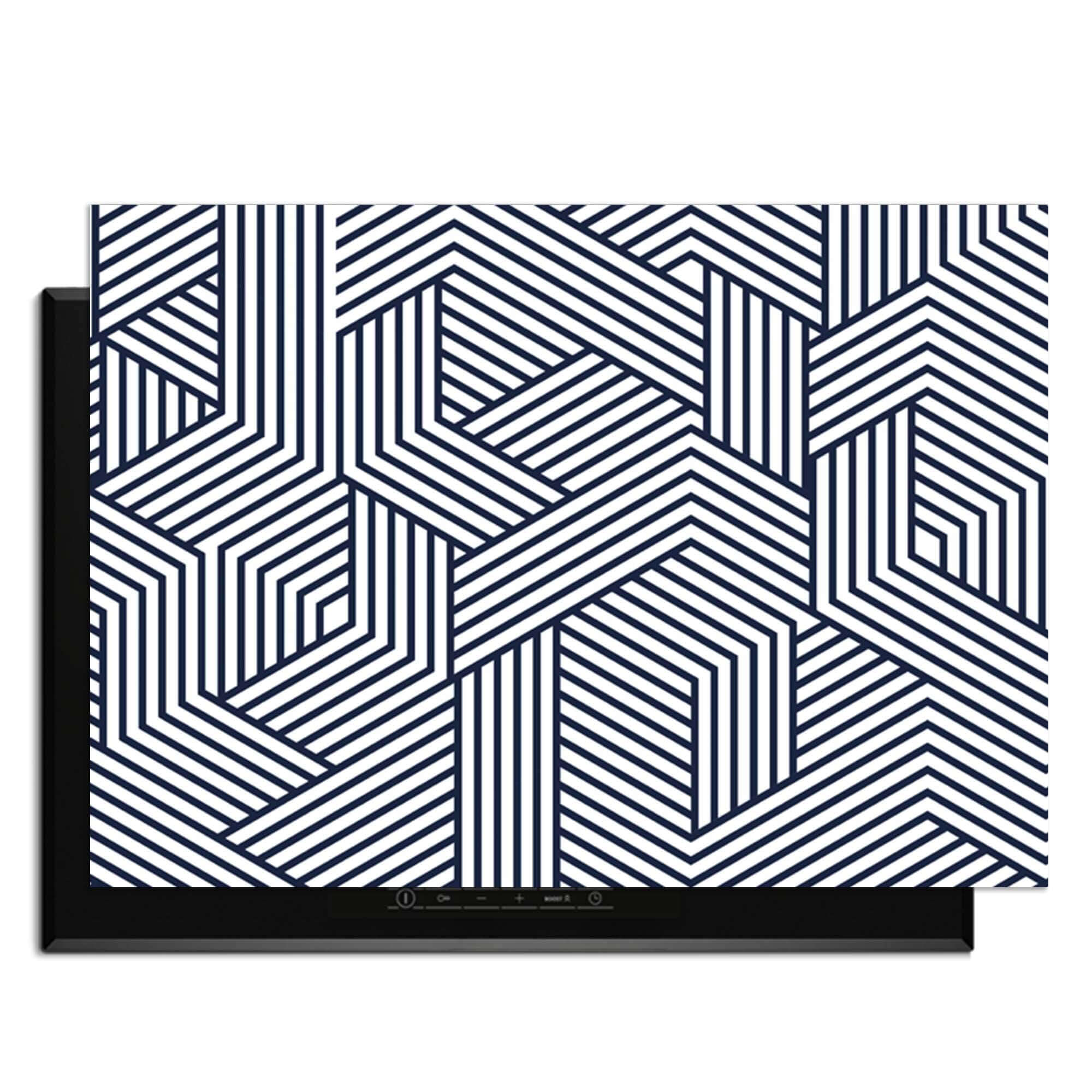 Linear Labyrinth – Inductie Beschermer met geometrisch zwart-wit patroon voor een moderne keuken.
